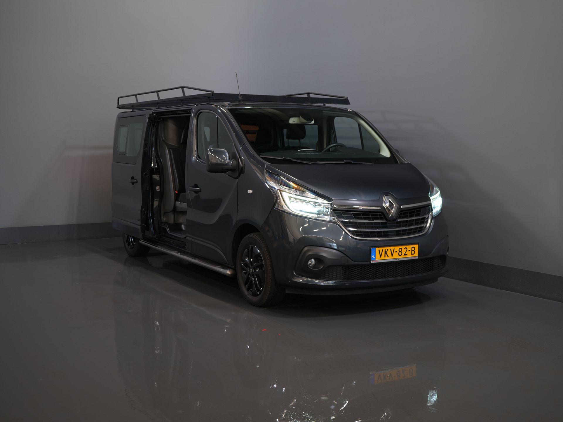 Renault Trafic Bestelbus 2.0 dCi 145 pk Aut. L2 DC Dubbel Cabine BPM VRIJ! 2xSchuifdeur/ LED/ Stoelverw./ Climate/ Cruise/ Imperiaal/ Sidebars/ Trekhaak/ 8