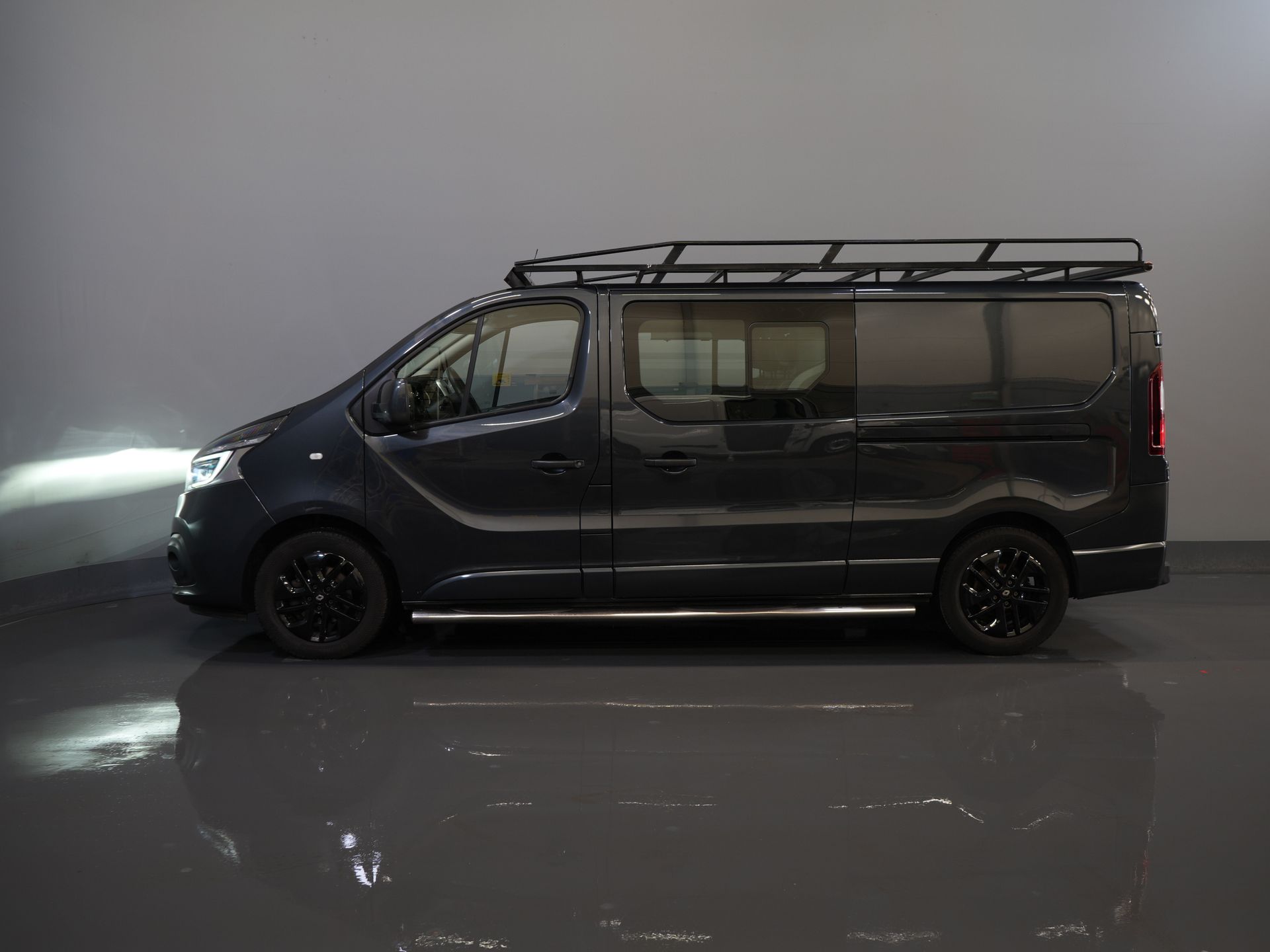 Renault Trafic Bestelbus 2.0 dCi 145 pk Aut. L2 DC Dubbel Cabine BPM VRIJ! 2xSchuifdeur/ LED/ Stoelverw./ Climate/ Cruise/ Imperiaal/ Sidebars/ Trekhaak/ 9