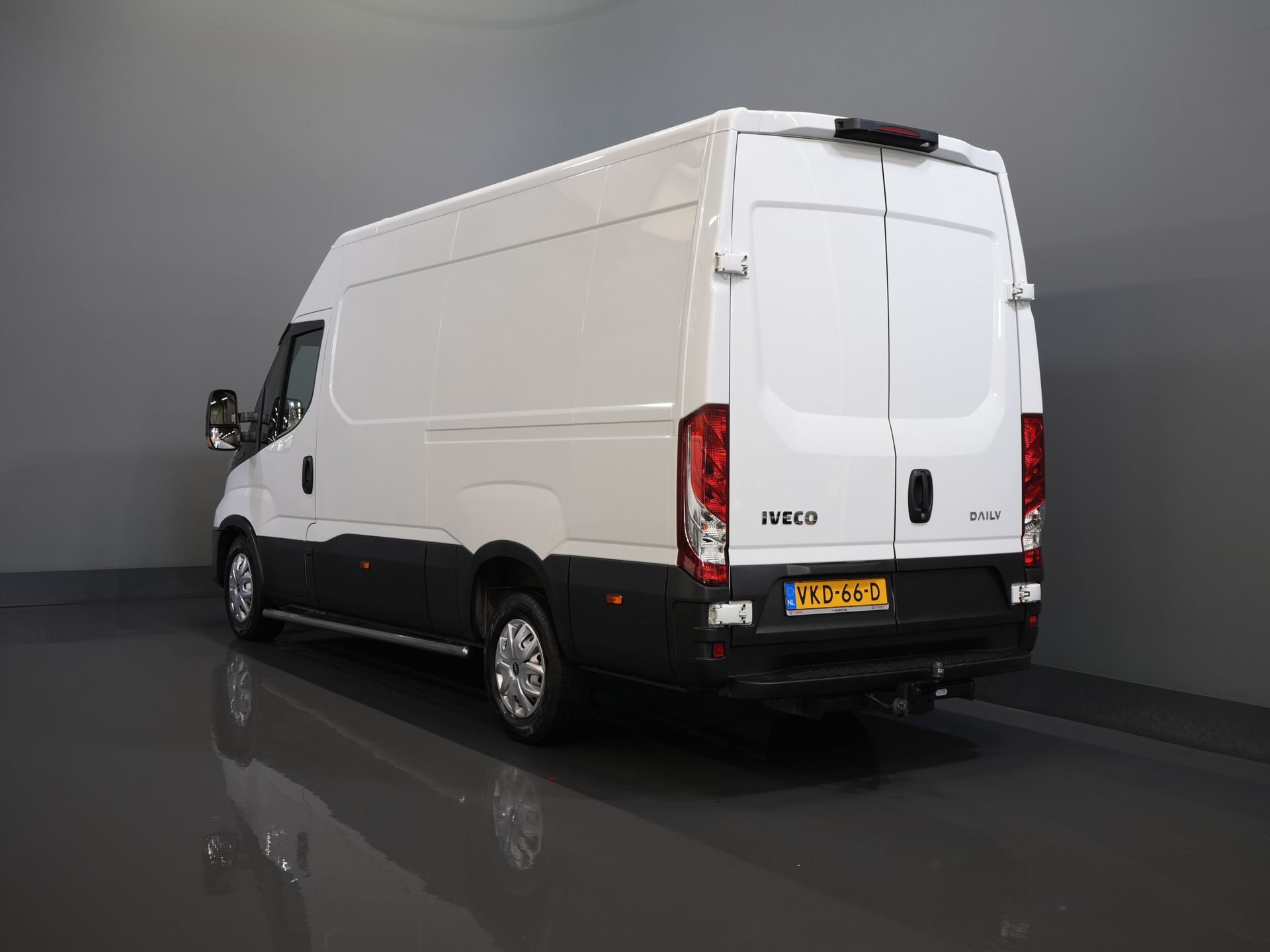 Iveco Daily Bestelbus 35S18 3.0 180 pk L2H2 BPM VRIJ 3.5t Trekhaak/ 270 Gr. Deuren/ Gev. Stoel/ Climate/ CarPlay/ Sidebars/ Camera 1