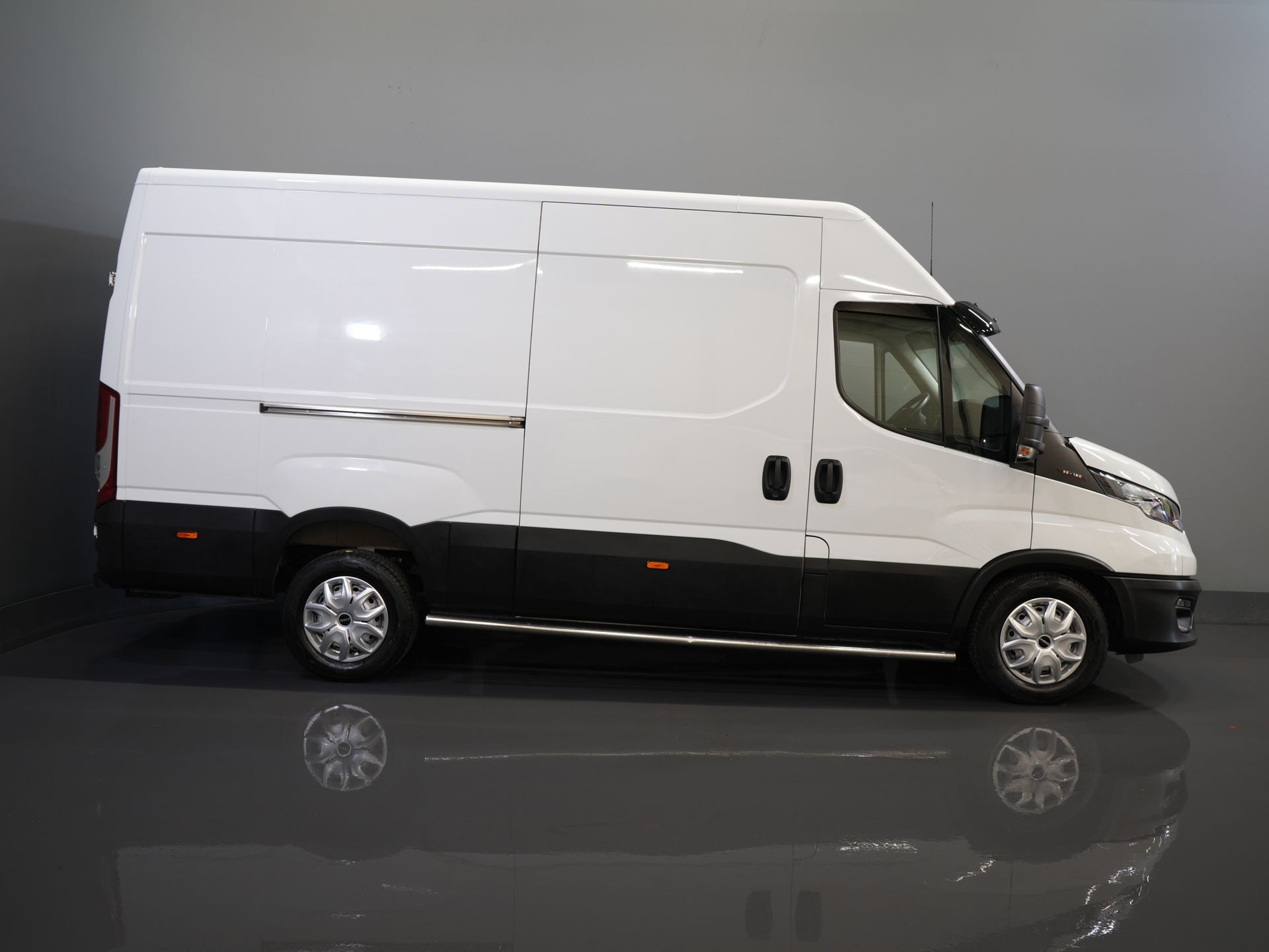 Iveco Daily Bestelbus 35S18 3.0 180 pk L2H2 BPM VRIJ 3.5t Trekhaak/ 270 Gr. Deuren/ Gev. Stoel/ Climate/ CarPlay/ Sidebars/ Camera 10