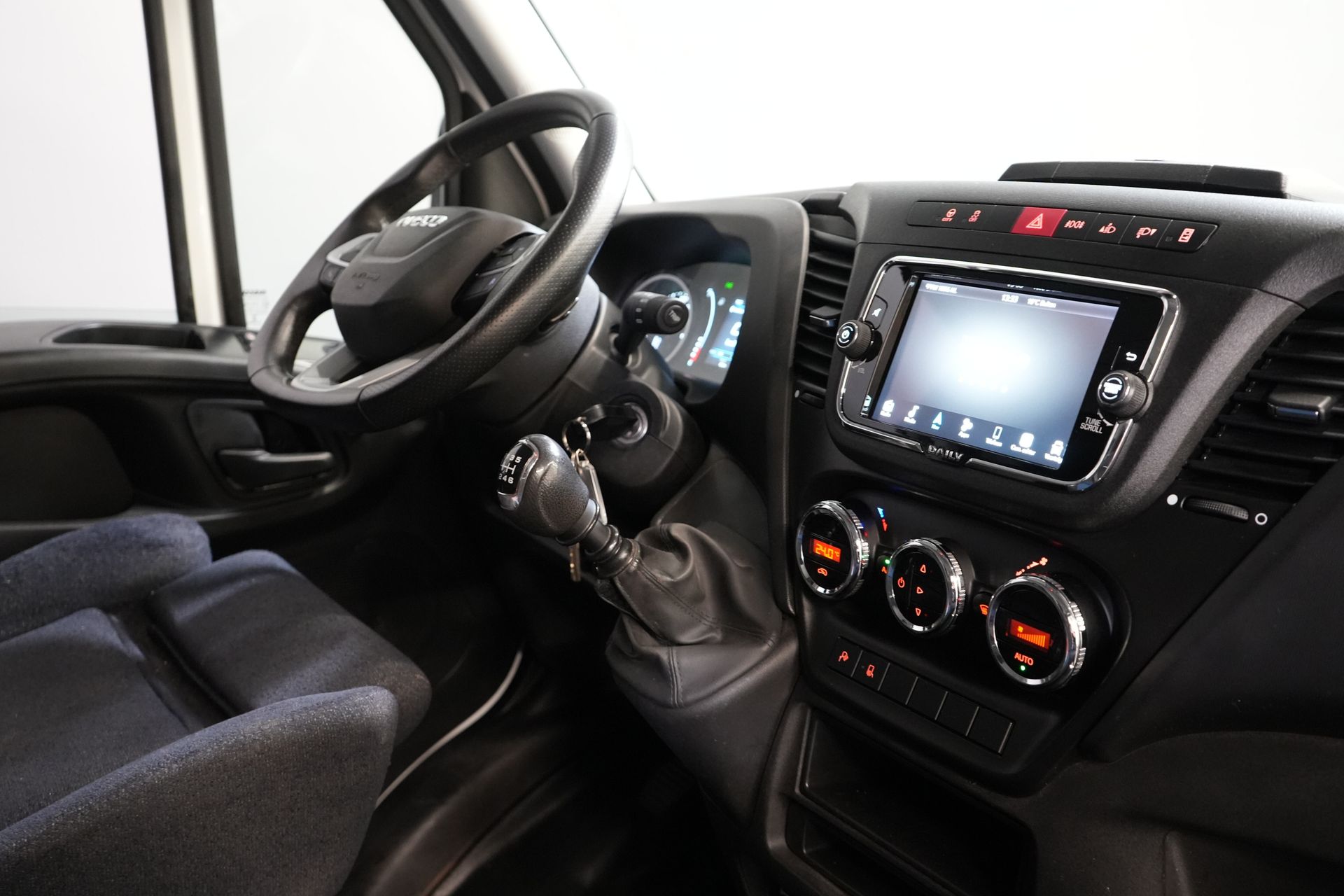 Iveco Daily Bestelbus 35S18 3.0 180 pk L2H2 BPM VRIJ 3.5t Trekhaak/ 270 Gr. Deuren/ Gev. Stoel/ Climate/ CarPlay/ Sidebars/ Camera 2