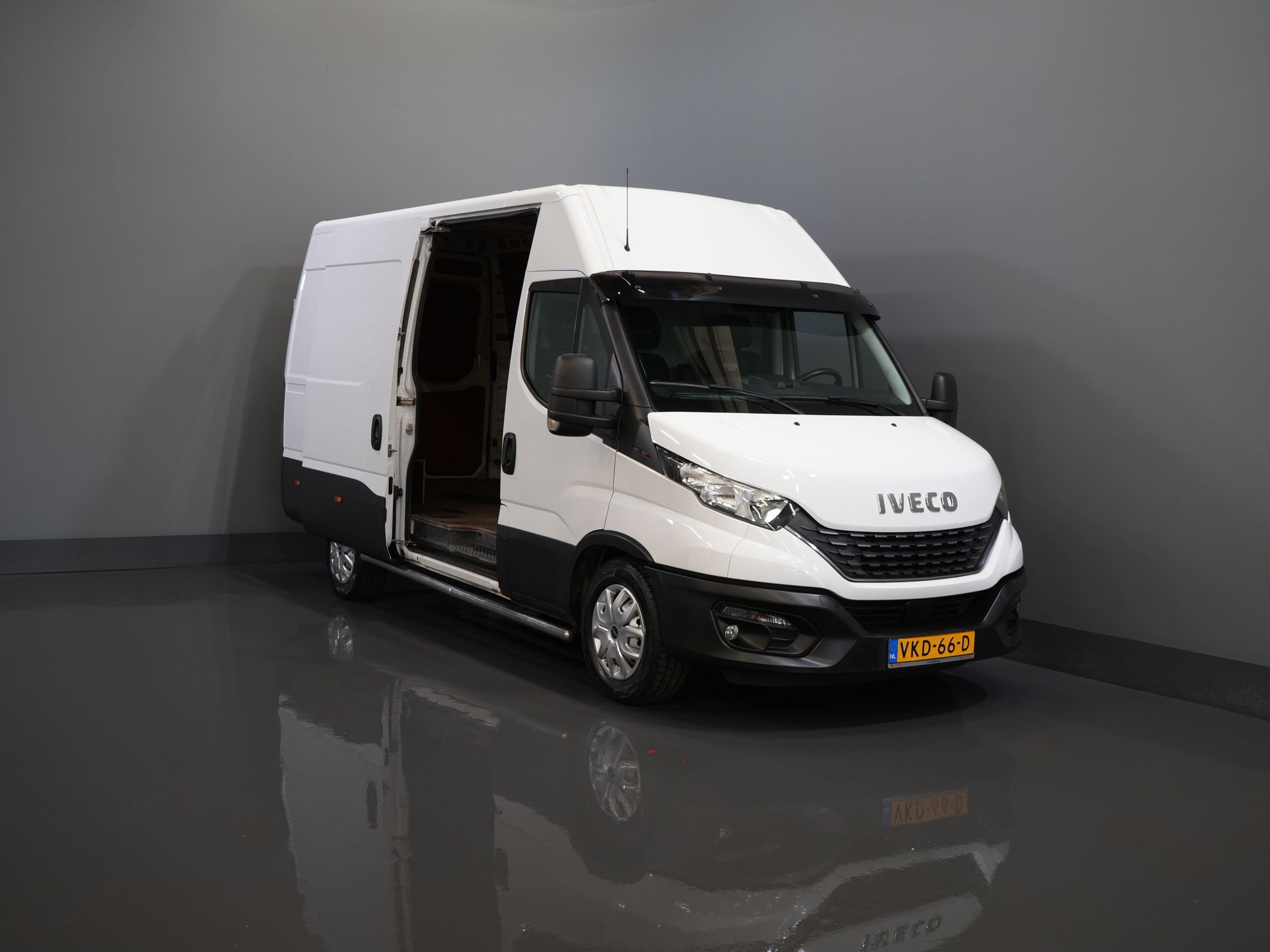 Iveco Daily Bestelbus 35S18 3.0 180 pk L2H2 BPM VRIJ 3.5t Trekhaak/ 270 Gr. Deuren/ Gev. Stoel/ Climate/ CarPlay/ Sidebars/ Camera 8