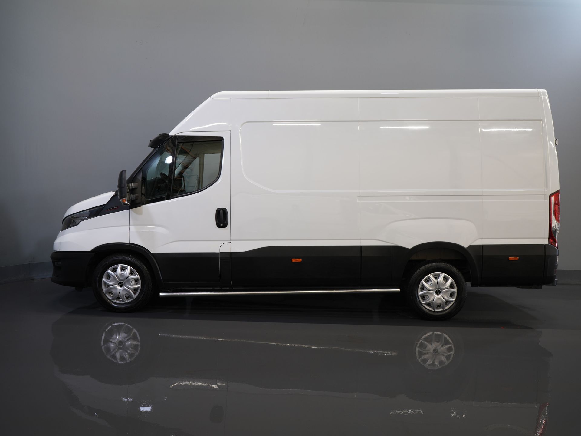 Iveco Daily Bestelbus 35S18 3.0 180 pk L2H2 BPM VRIJ 3.5t Trekhaak/ 270 Gr. Deuren/ Gev. Stoel/ Climate/ CarPlay/ Sidebars/ Camera 9