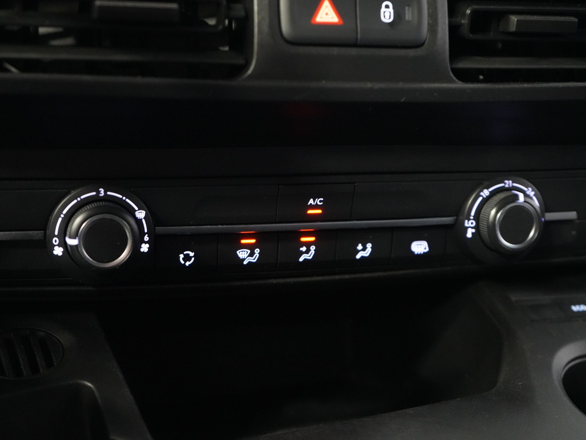 Toyota PROACE CITY Bestelbus 1.2 Turbo 130 pk Benzine Aut. BPM VRIJ! 3Pers./ Carplay/ Camera/ Cruise/ PDC/ Trekhaak 22