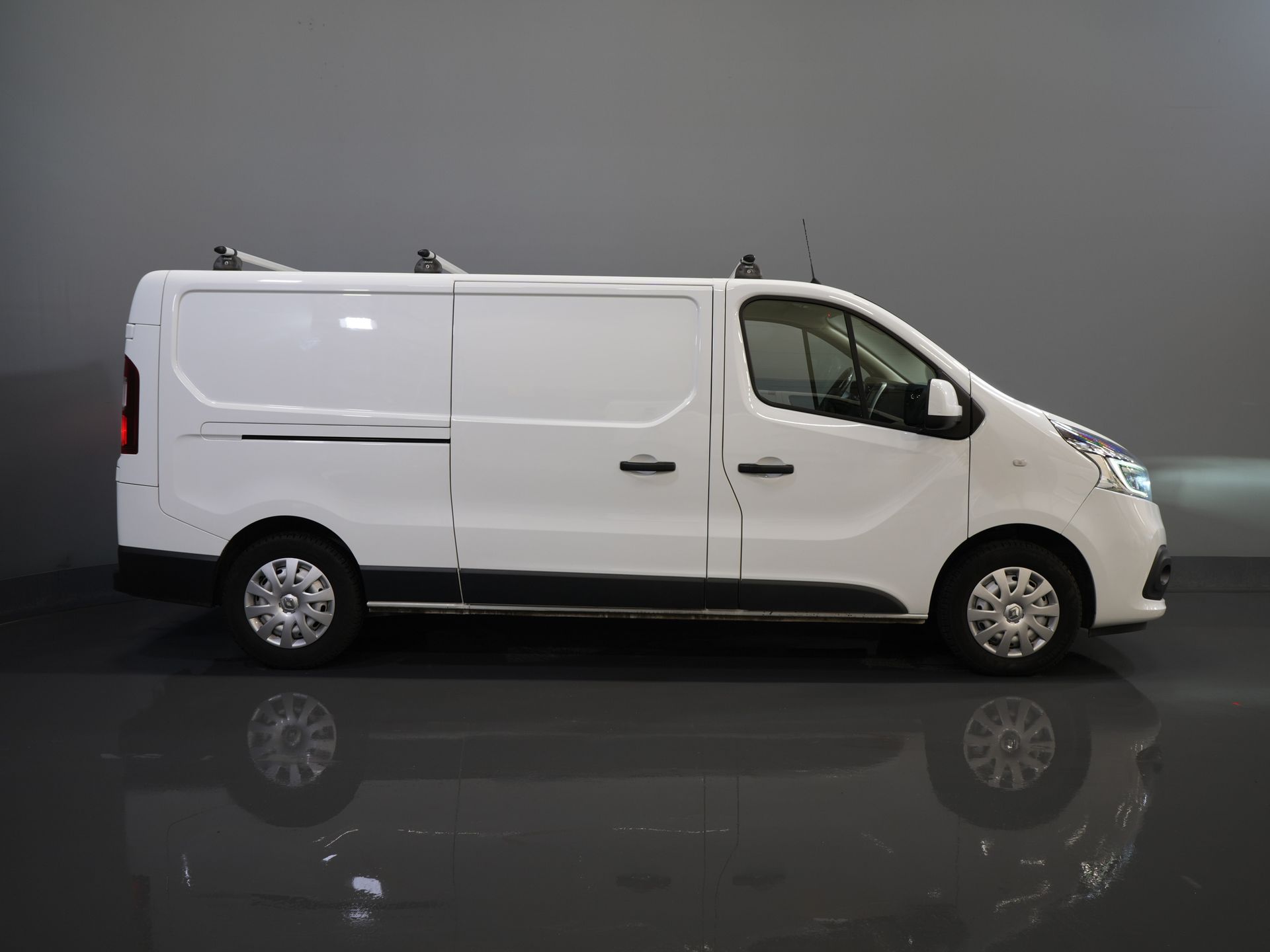 Renault Trafic Bestelbus 2.0 dCi 145 pk Aut. L2 BPM VRIJ! LED/ Carplay/ Cruise/ Stoelverw./ Airco/ Navi/ Dakdragers/ Trekhaak 10