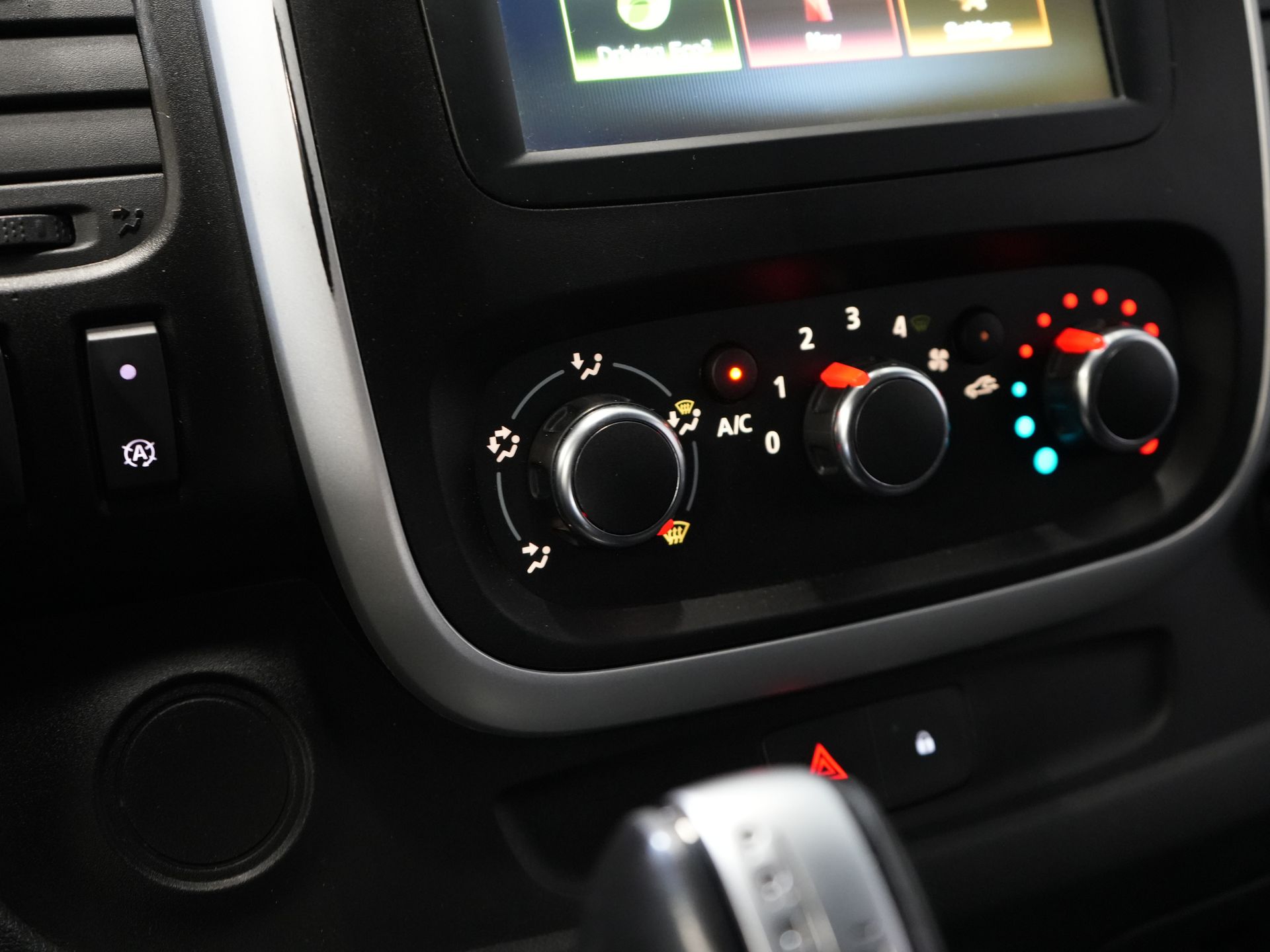 Renault Trafic Bestelbus 2.0 dCi 145 pk Aut. L2 BPM VRIJ! LED/ Carplay/ Cruise/ Stoelverw./ Airco/ Navi/ Dakdragers/ Trekhaak 23