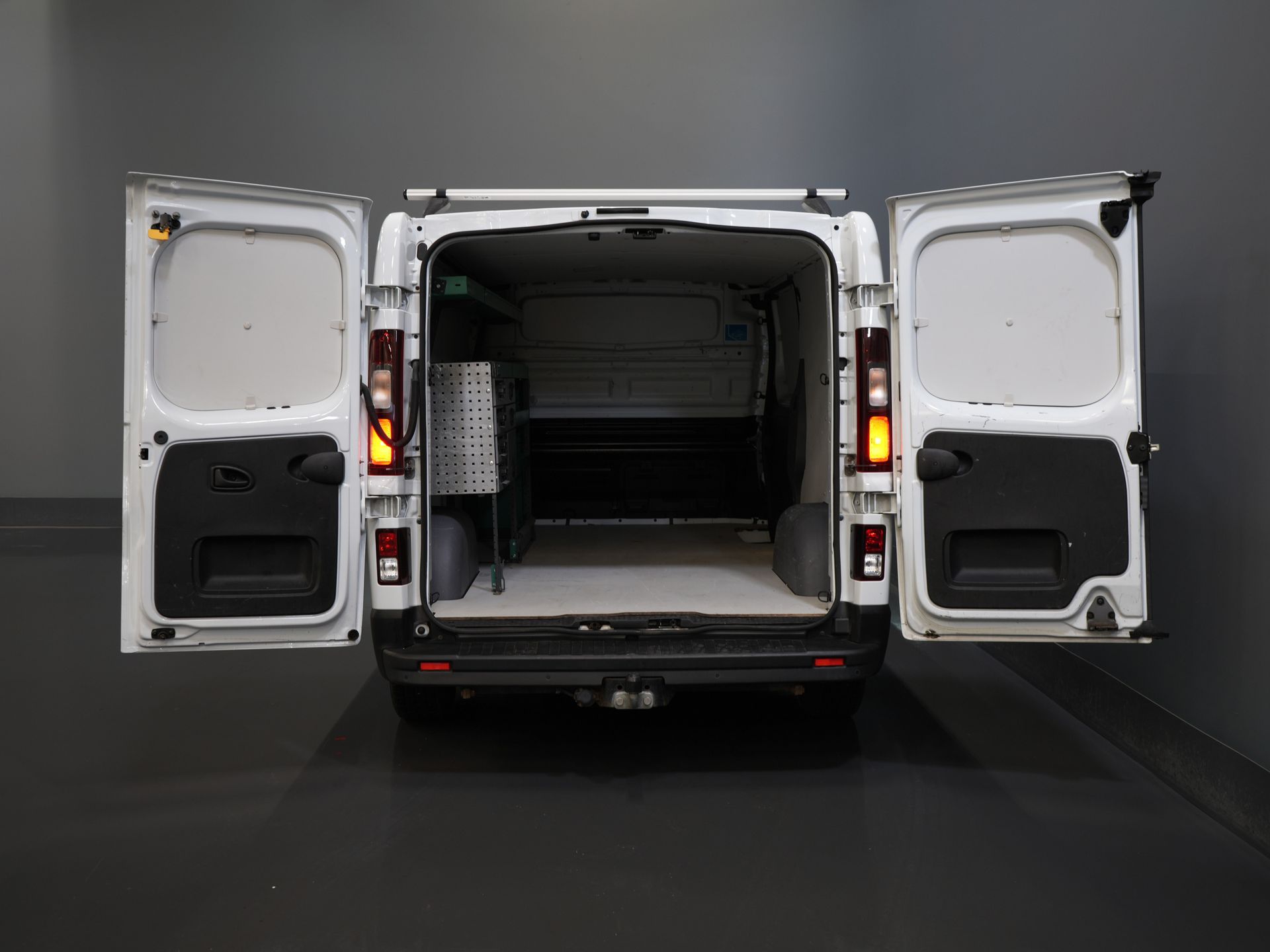 Renault Trafic Bestelbus 2.0 dCi 145 pk Aut. L2 BPM VRIJ! LED/ Carplay/ Cruise/ Stoelverw./ Airco/ Navi/ Dakdragers/ Trekhaak 4