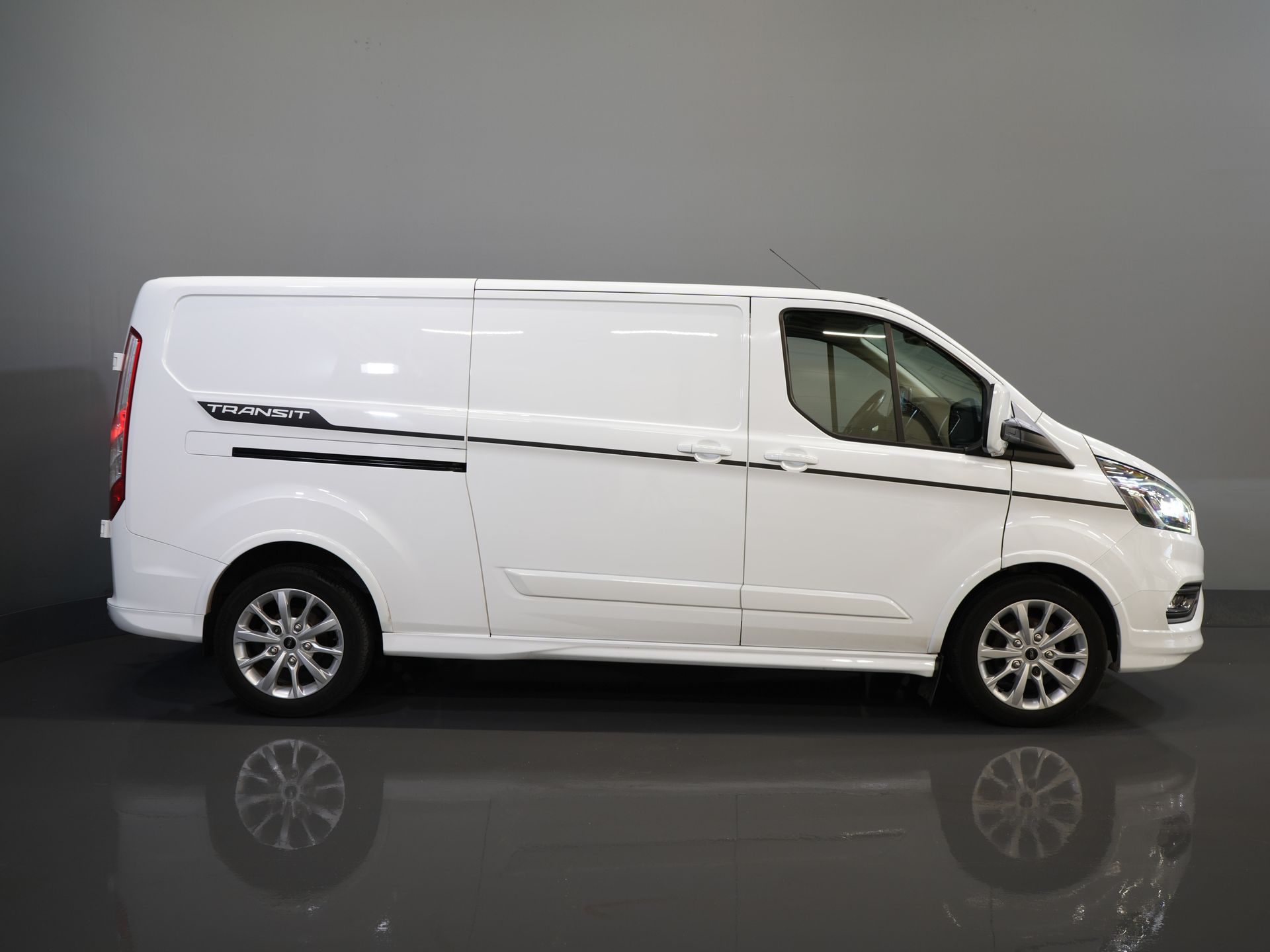Ford Transit Custom Bestelbus 2.0 TDCI 170 pk Aut. L2 Sport BPM VRIJ! Bi-Xenon/ Leder/ D.B. Riem VV./ Elek.stoel/ Stoelverw./ Carplay/ Camera/ PDC/ LMV/ Cruis 10