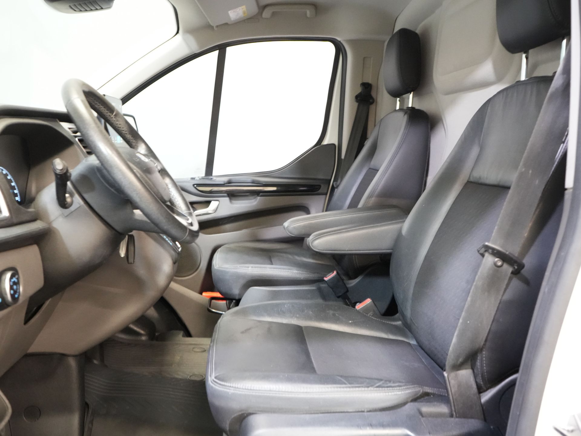 Ford Transit Custom Bestelbus 2.0 TDCI 170 pk Aut. L2 Sport BPM VRIJ! Bi-Xenon/ Leder/ D.B. Riem VV./ Elek.stoel/ Stoelverw./ Carplay/ Camera/ PDC/ LMV/ Cruis 11