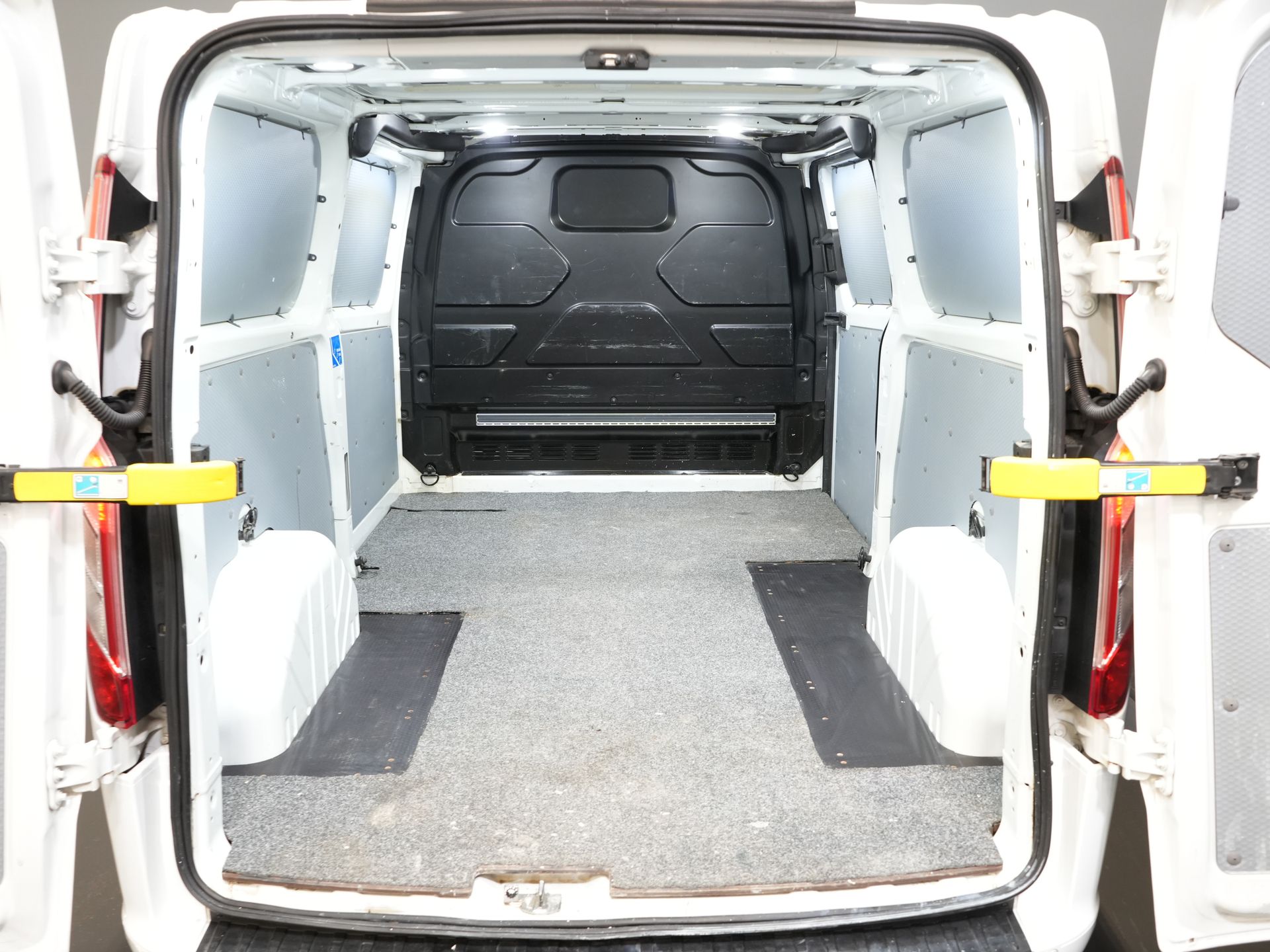 Ford Transit Custom Bestelbus 2.0 TDCI 170 pk Aut. L2 Sport BPM VRIJ! Bi-Xenon/ Leder/ D.B. Riem VV./ Elek.stoel/ Stoelverw./ Carplay/ Camera/ PDC/ LMV/ Cruis 14