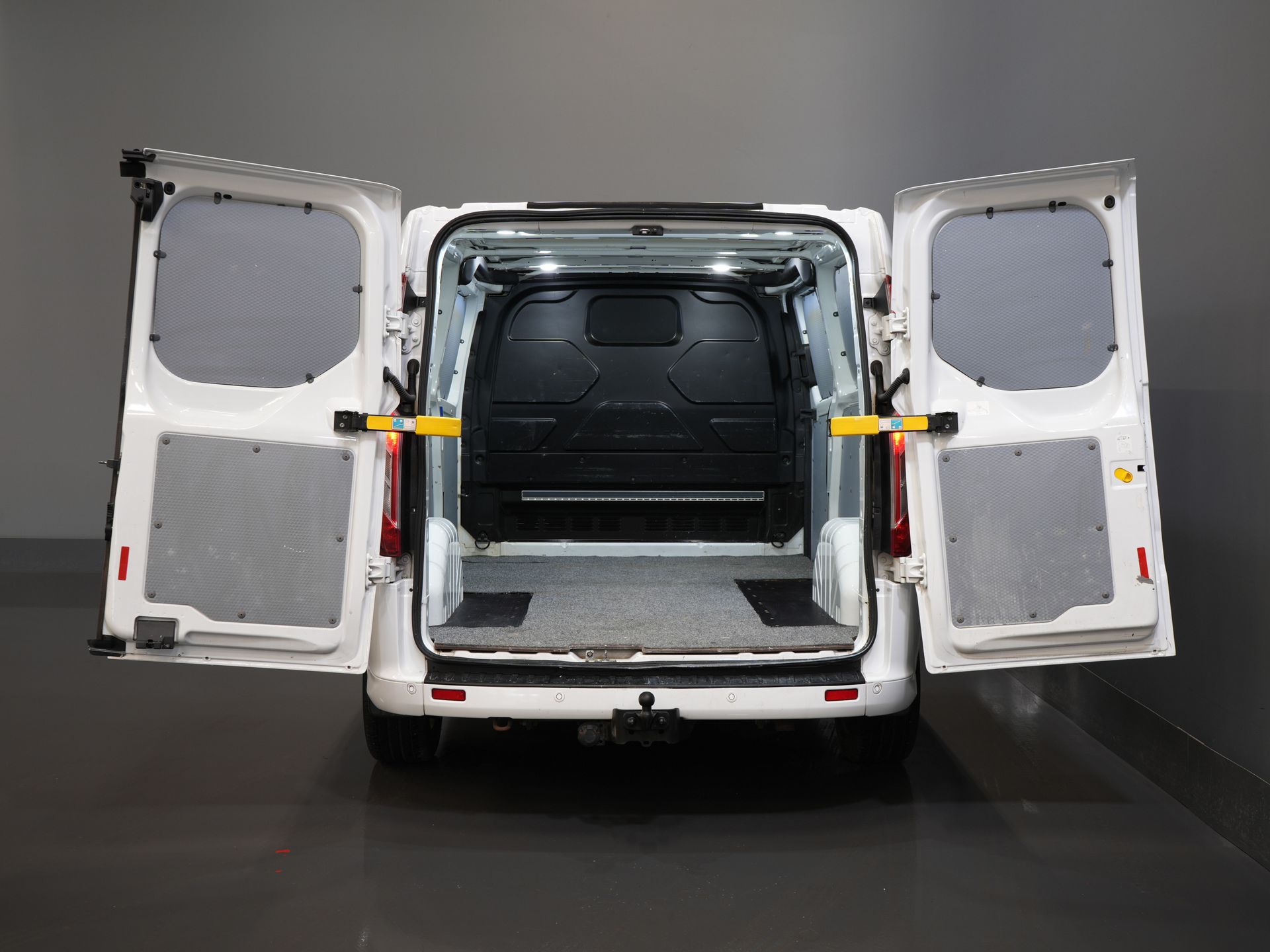 Ford Transit Custom Bestelbus 2.0 TDCI 170 pk Aut. L2 Sport BPM VRIJ! Bi-Xenon/ Leder/ D.B. Riem VV./ Elek.stoel/ Stoelverw./ Carplay/ Camera/ PDC/ LMV/ Cruis 4