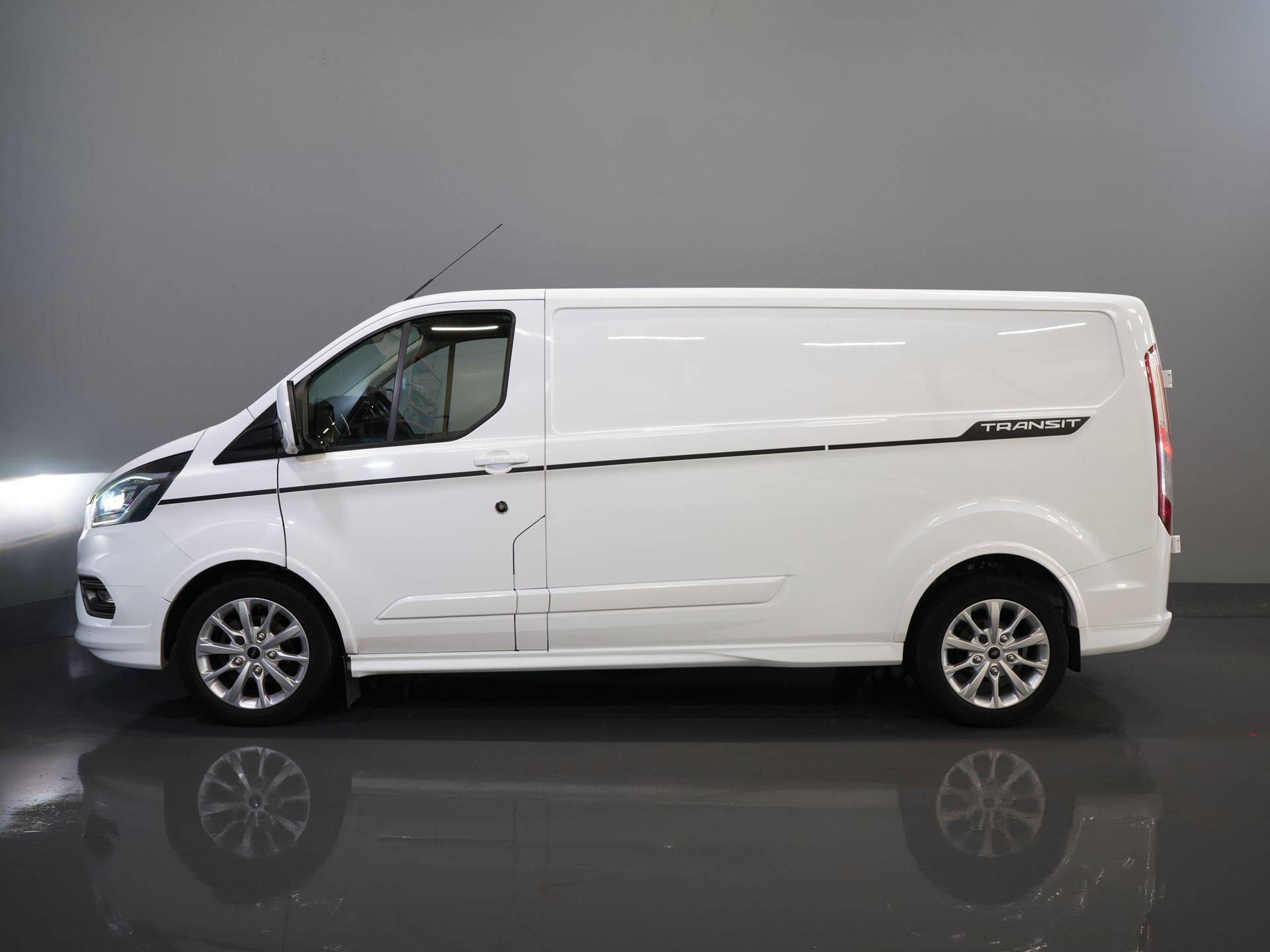 Ford Transit Custom Bestelbus 2.0 TDCI 170 pk Aut. L2 Sport BPM VRIJ! Bi-Xenon/ Leder/ D.B. Riem VV./ Elek.stoel/ Stoelverw./ Carplay/ Camera/ PDC/ LMV/ Cruis 9
