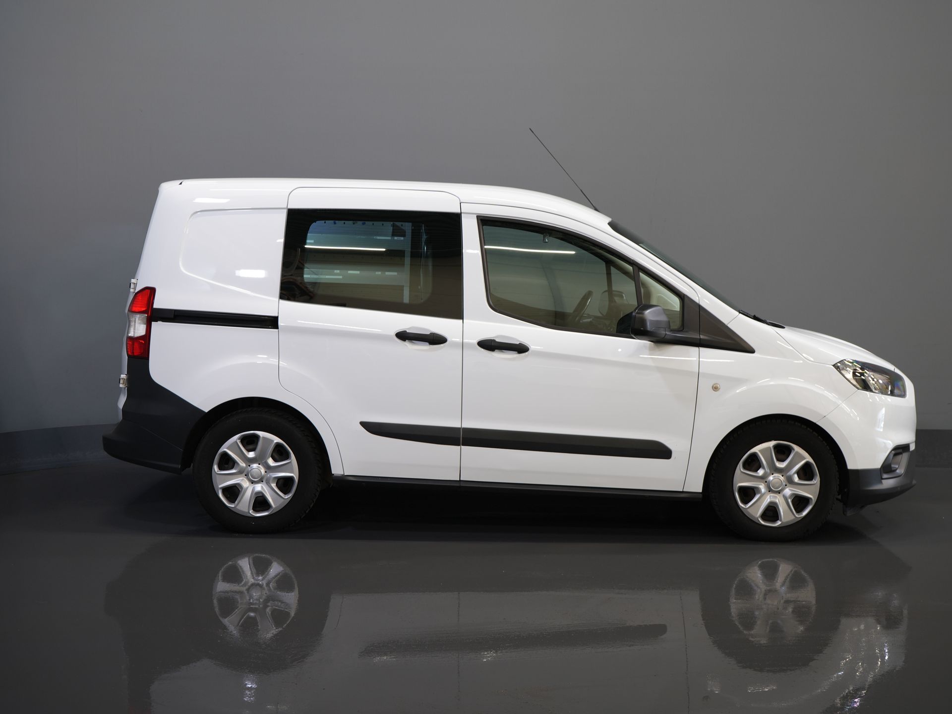 Ford Transit Courier Bestelbus 1.5 TDCI Trend BPM VRIJ! Stoelverw./ CarPlay/ Navi/ PDC/ Cruise/ Airco 10