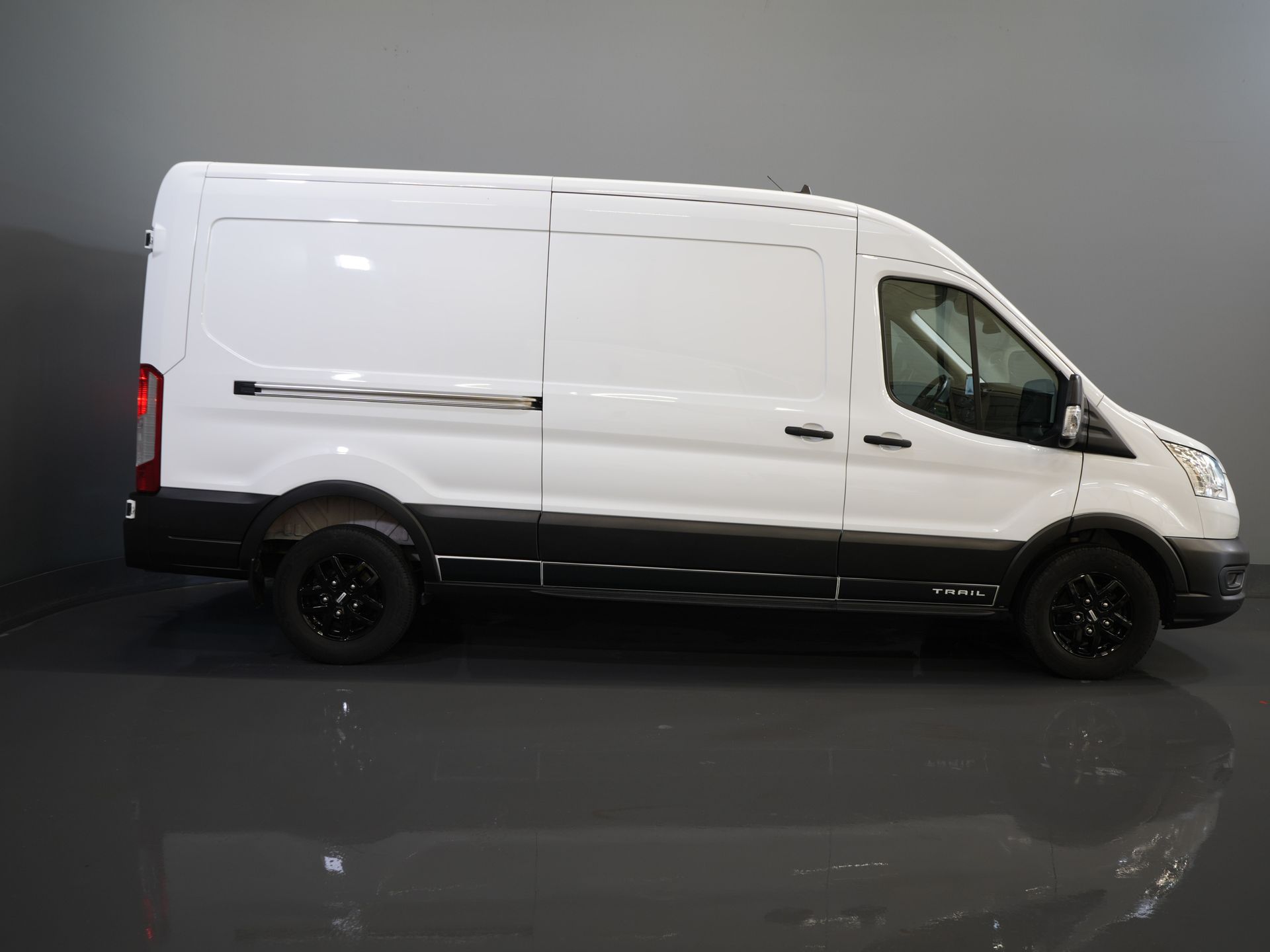 Ford Transit Bestelbus 350 2.0 TDCI L3H2 165 pk Trail Adapt.Cruise/ CarPlay/ Camera/ PDC/ Stoelverw./ Airco 10