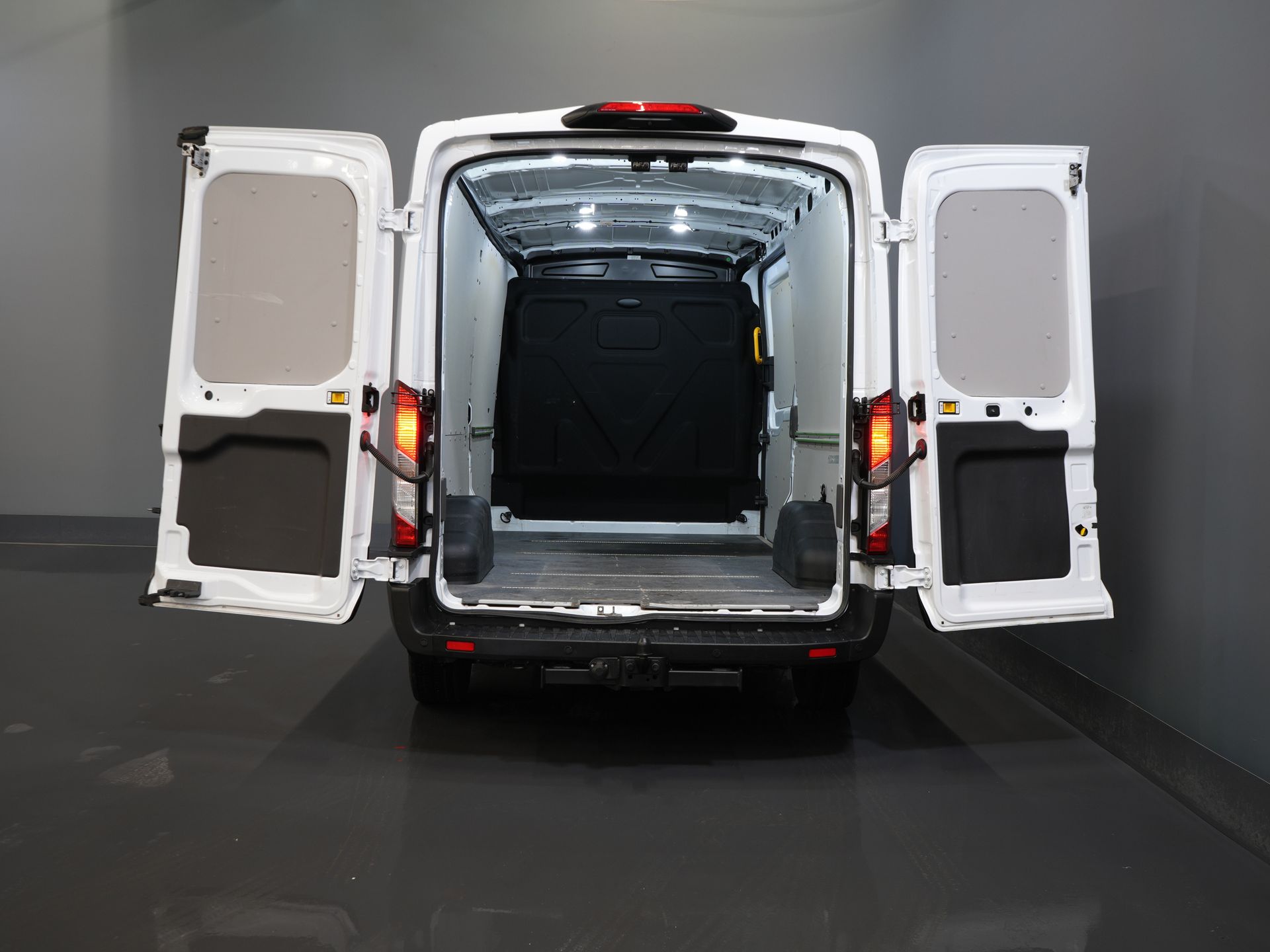 Ford Transit Bestelbus 350 2.0 TDCI L3H2 165 pk Trail Adapt.Cruise/ CarPlay/ Camera/ PDC/ Stoelverw./ Airco 4