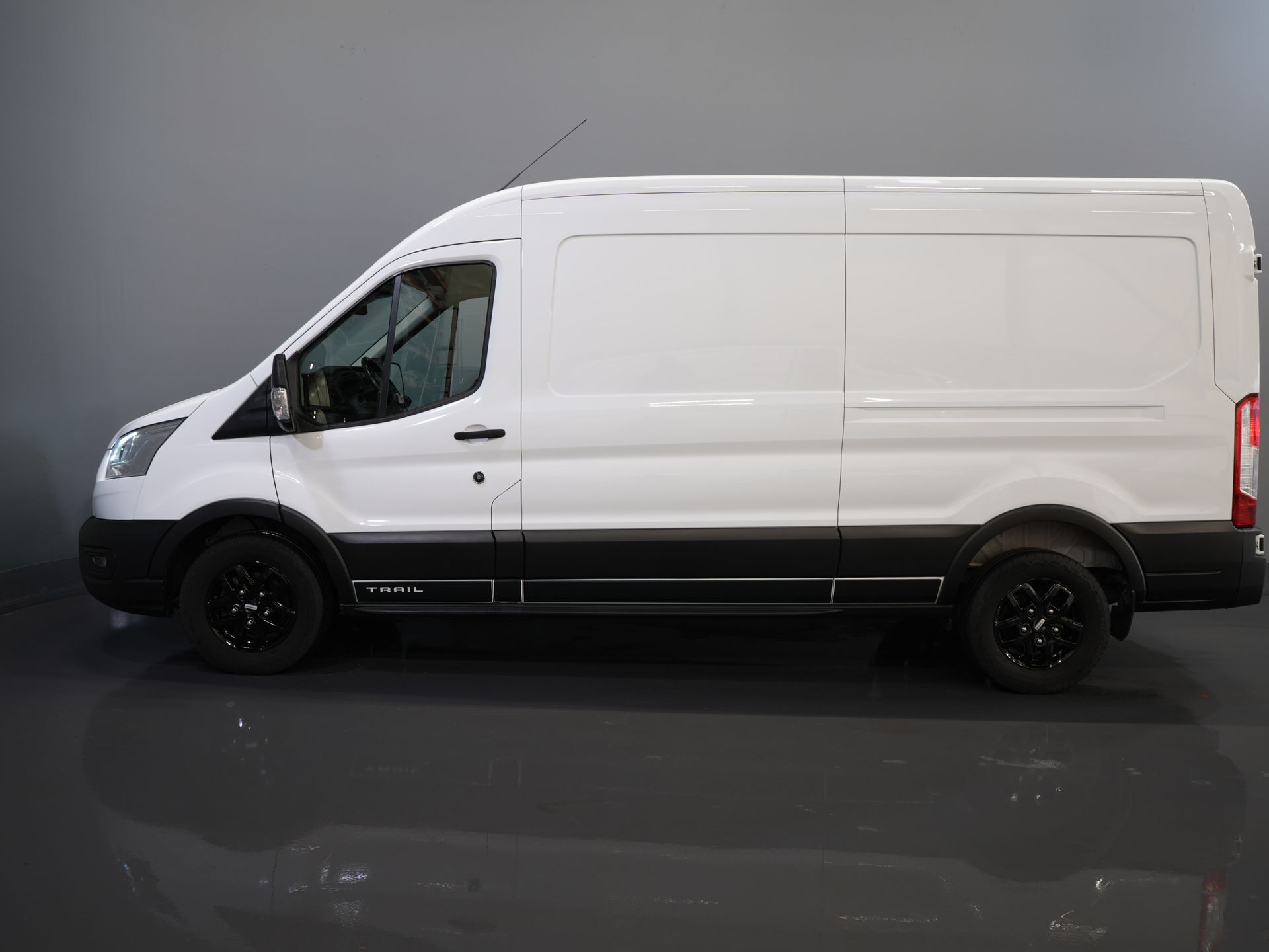 Ford Transit Bestelbus 350 2.0 TDCI L3H2 165 pk Trail Adapt.Cruise/ CarPlay/ Camera/ PDC/ Stoelverw./ Airco 9