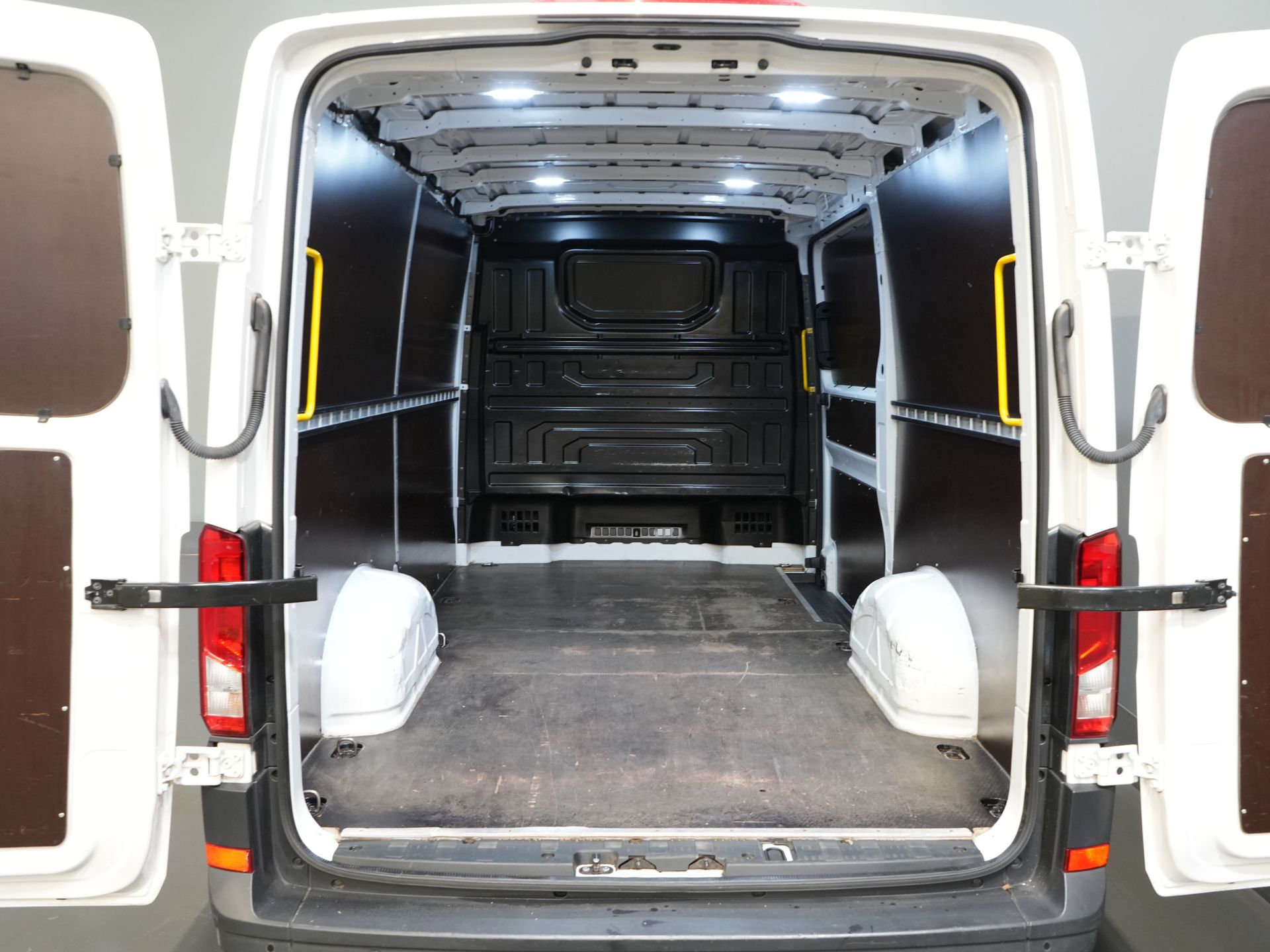 Volkswagen Crafter Bestelbus 35 2.0 TDI L3H2 BPM VRIJ! Airco/ PDC/ Bluetooth/ Betimmering 14