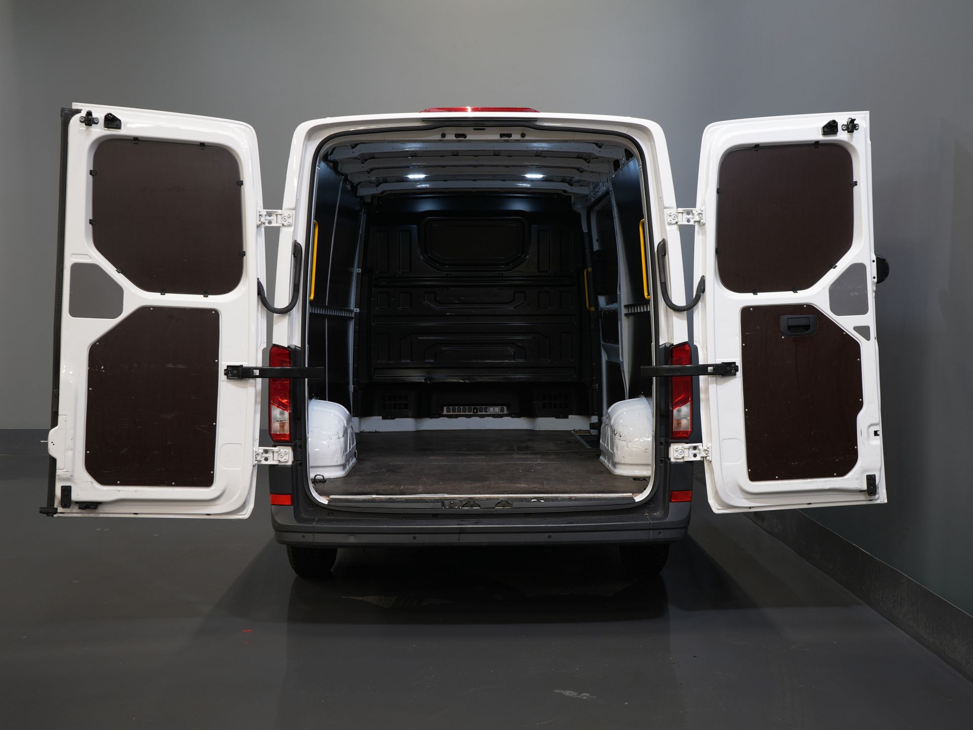 Volkswagen Crafter Bestelbus 35 2.0 TDI L3H2 BPM VRIJ! Airco/ PDC/ Bluetooth/ Betimmering 4