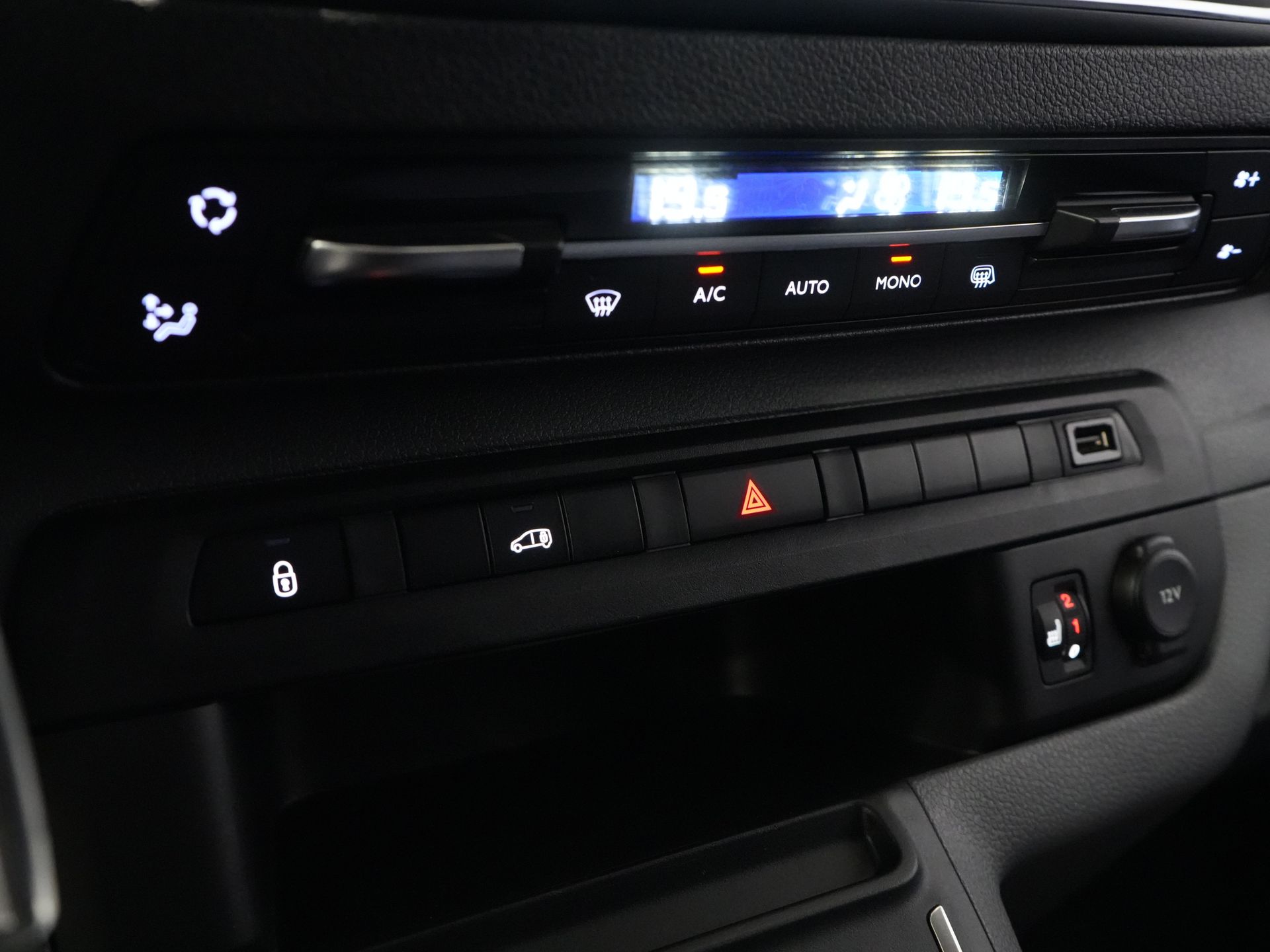 Peugeot e-Expert Bestelbus L2 75 kWh 330 km WLTP Snellader/ Stoelverw./ Navi/ Carplay/ Camera/ Climate/ LMV/ Cruise 22