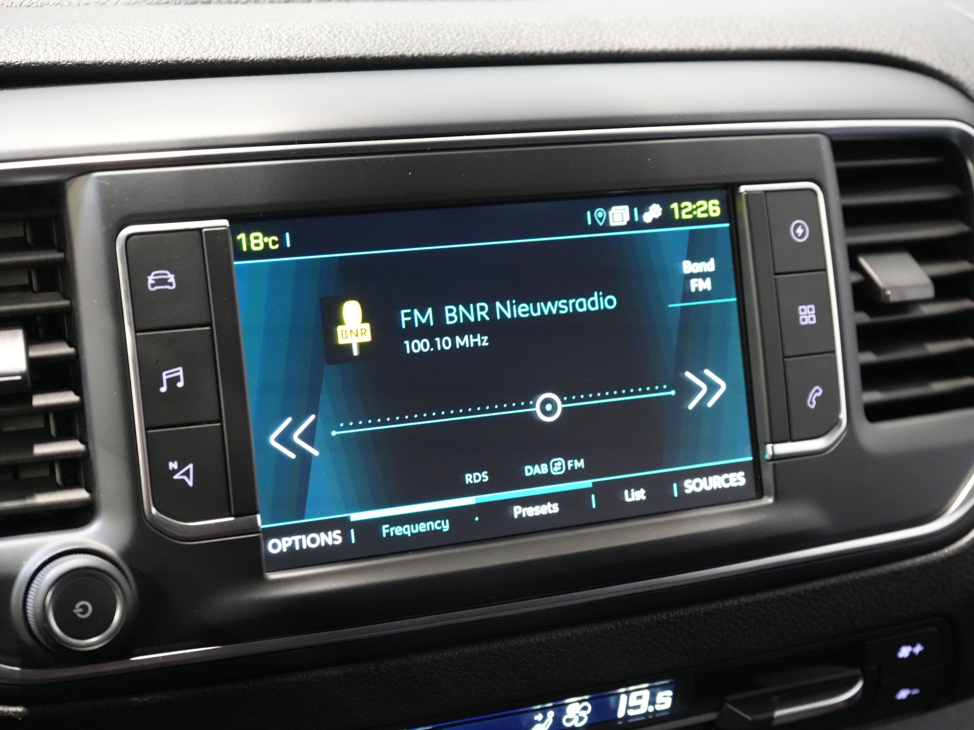 Peugeot e-Expert Bestelbus L2 75 kWh 330 km WLTP Snellader/ Stoelverw./ Navi/ Carplay/ Camera/ Climate/ LMV/ Cruise 23