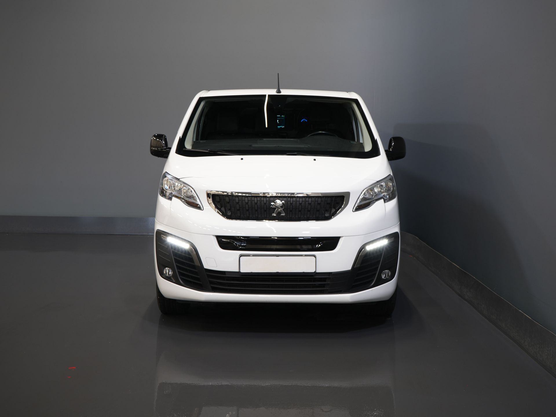 Peugeot e-Expert Bestelbus L2 75 kWh 330 km WLTP Snellader/ Stoelverw./ Navi/ Carplay/ Camera/ Climate/ LMV/ Cruise 6
