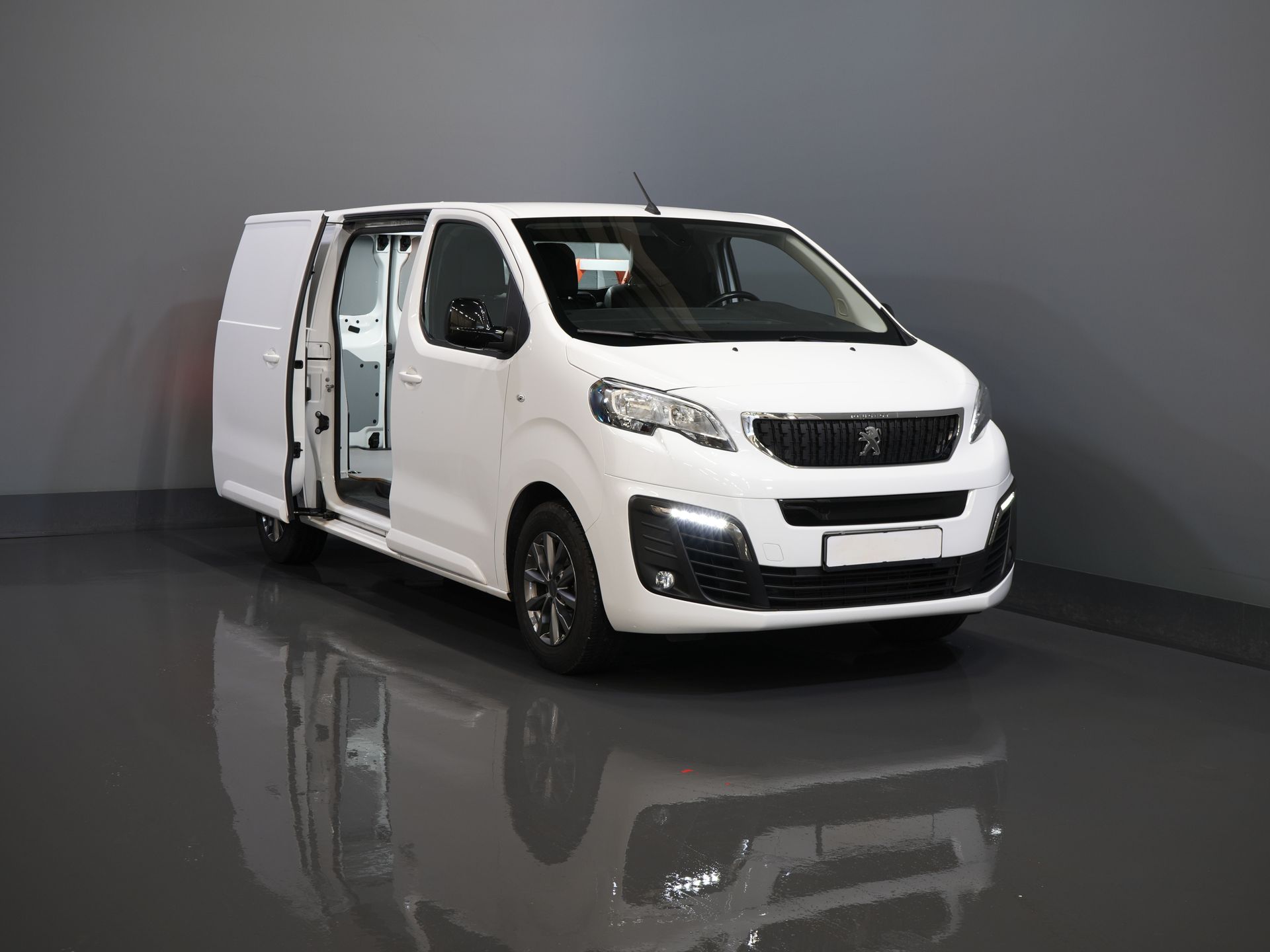 Peugeot e-Expert Bestelbus L2 75 kWh 330 km WLTP Snellader/ Stoelverw./ Navi/ Carplay/ Camera/ Climate/ LMV/ Cruise 8