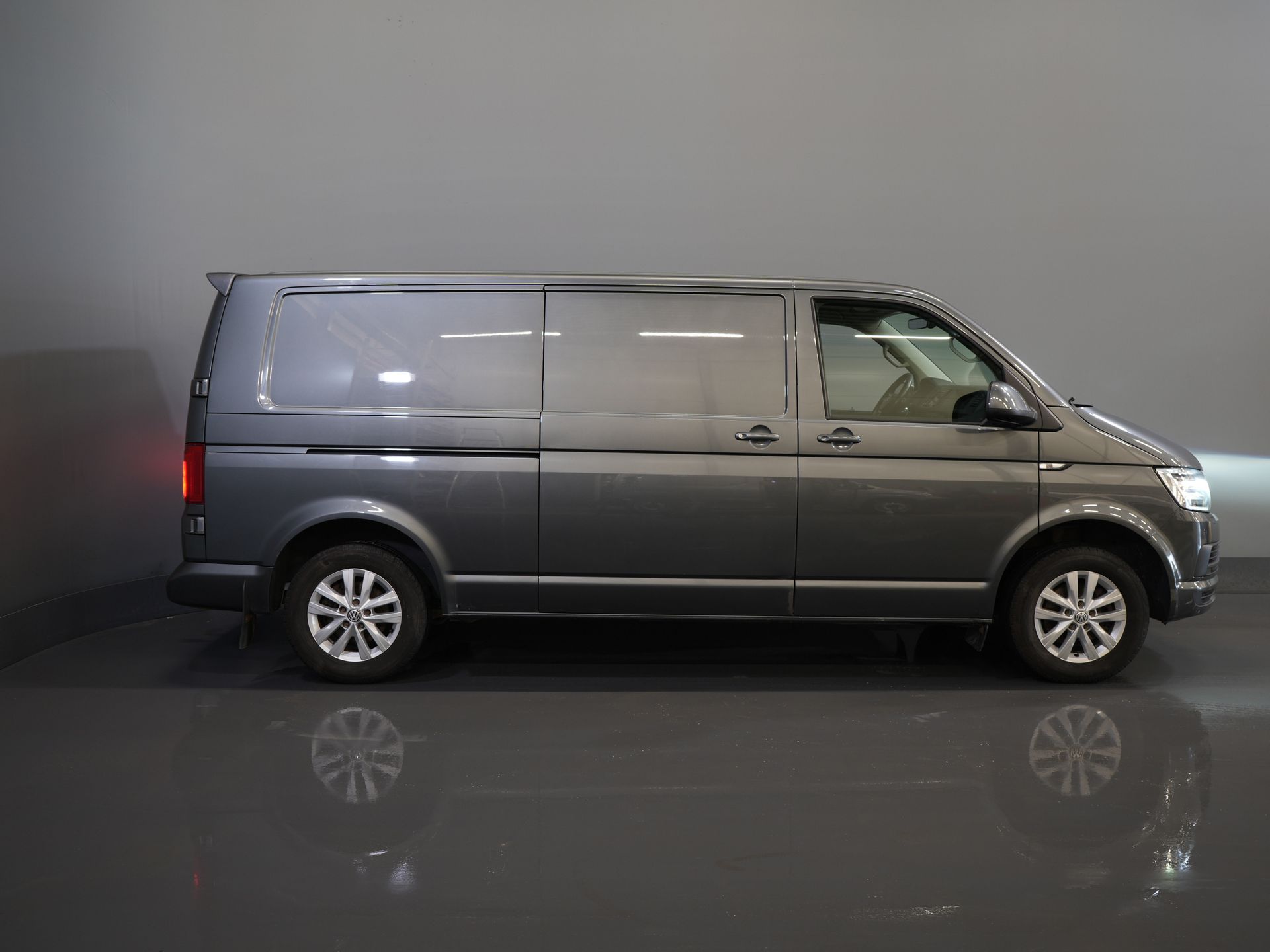 Volkswagen Transporter Bestelbus 2.0 TDI 150 pk DSG Aut. 4Motion L2 BPM VRIJ! 4x4/ 2x Schuifdeur/ LED/ Adapt. Cruise/ Alarm/ Stoelverw./ LMV/ Camera/ Airco 10