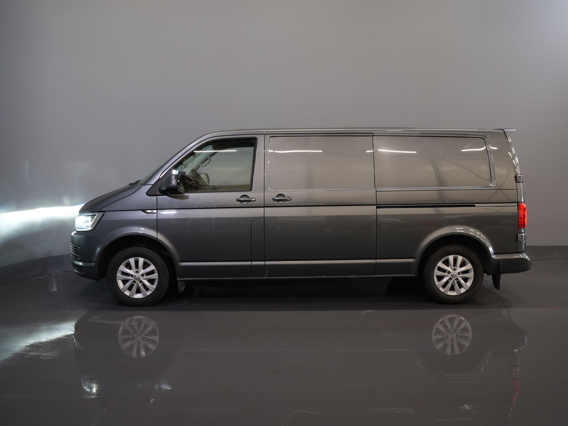 Volkswagen Transporter Bestelbus 2.0 TDI 150 pk DSG Aut. 4Motion L2 BPM VRIJ! 4x4/ 2x Schuifdeur/ LED/ Adapt. Cruise/ Alarm/ Stoelverw./ LMV/ Camera/ Airco 9