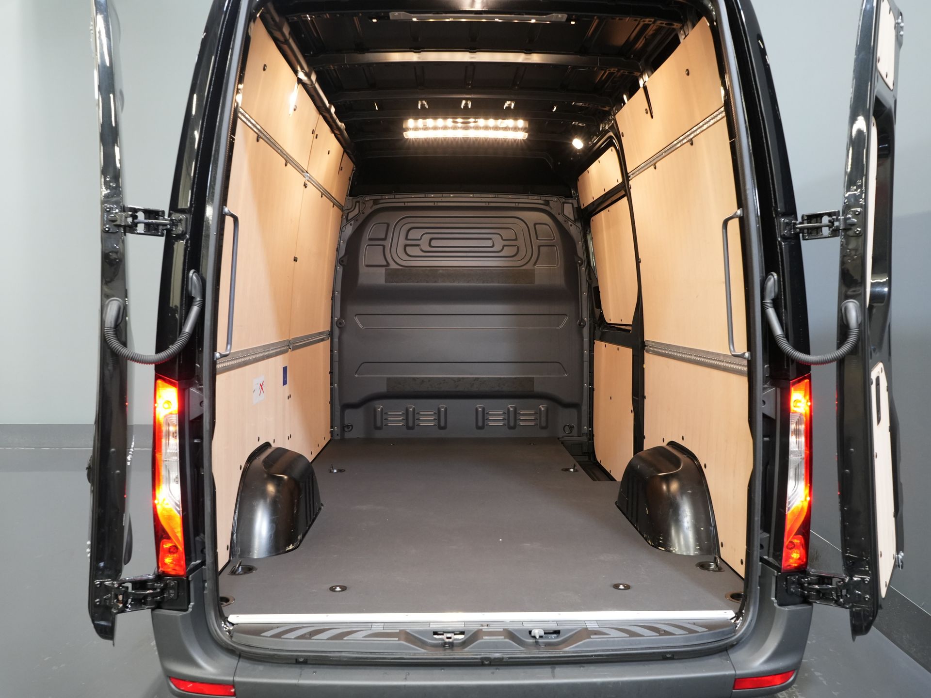 Mercedes-Benz Sprinter Bestelbus 317 Aut. L2H2 BPM VRIJ! (Facelift) 3.5t Trekhaak/ LED/ Gev.Stoel/ 270 Gr.Deuren/ Stoelverw./ Navi/ Camera/ PDC/ Cruise/ Airco 14