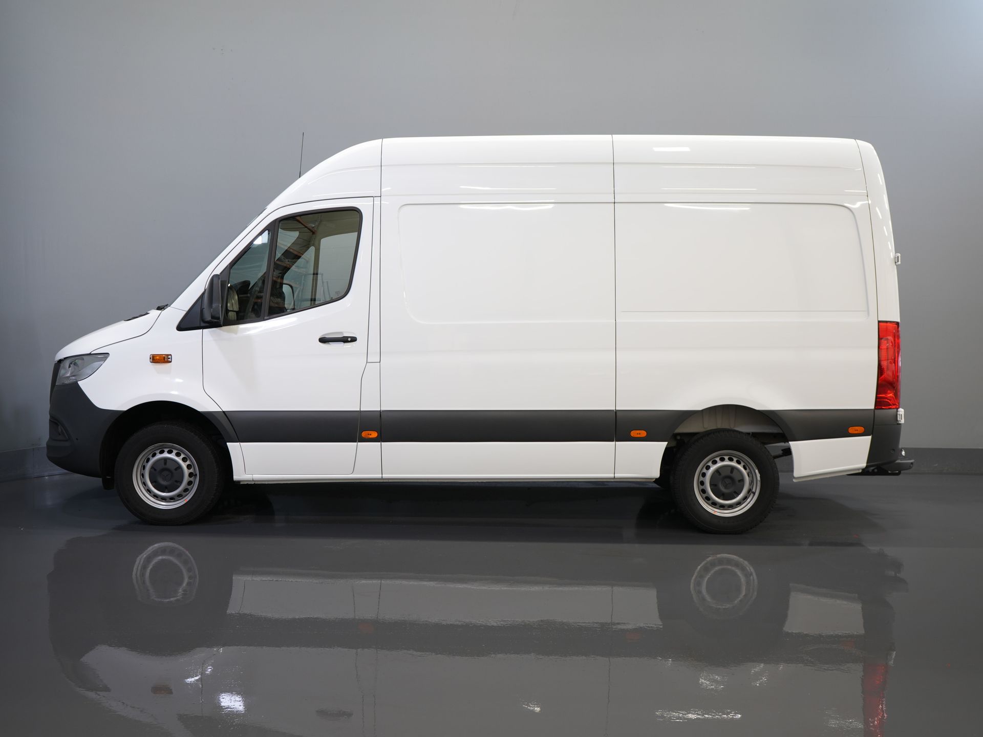 Mercedes-Benz Sprinter Bestelbus 317 CDI Aut. L2H2 BPM VRIJ! Carplay/ Gev.Stoel/ 270 Gr.Deuren/ Stoelverw./ Navi/ Camera/ PDC/ Cruise/ DAB 9