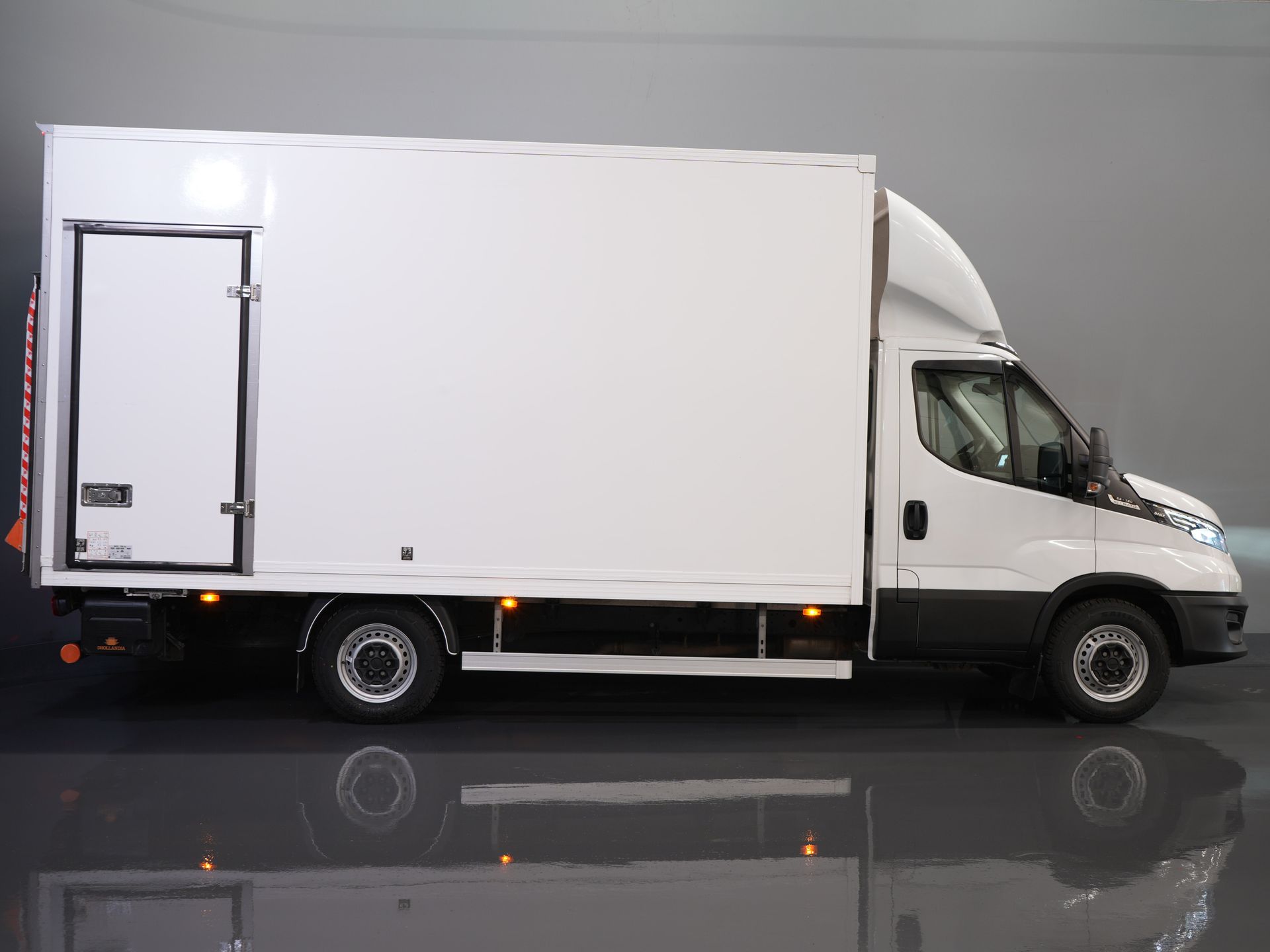 Iveco Daily Bakwagen 35S18HV 3.0 Aut. ZF BPM VRIJ! Bakwagen Laadklep/ Zijdeur/ LED/ Spoiler/ 3.5T trekverm./ Gev.Stoel/ Adapt.Cruise/ Navi/ Carplay/  10