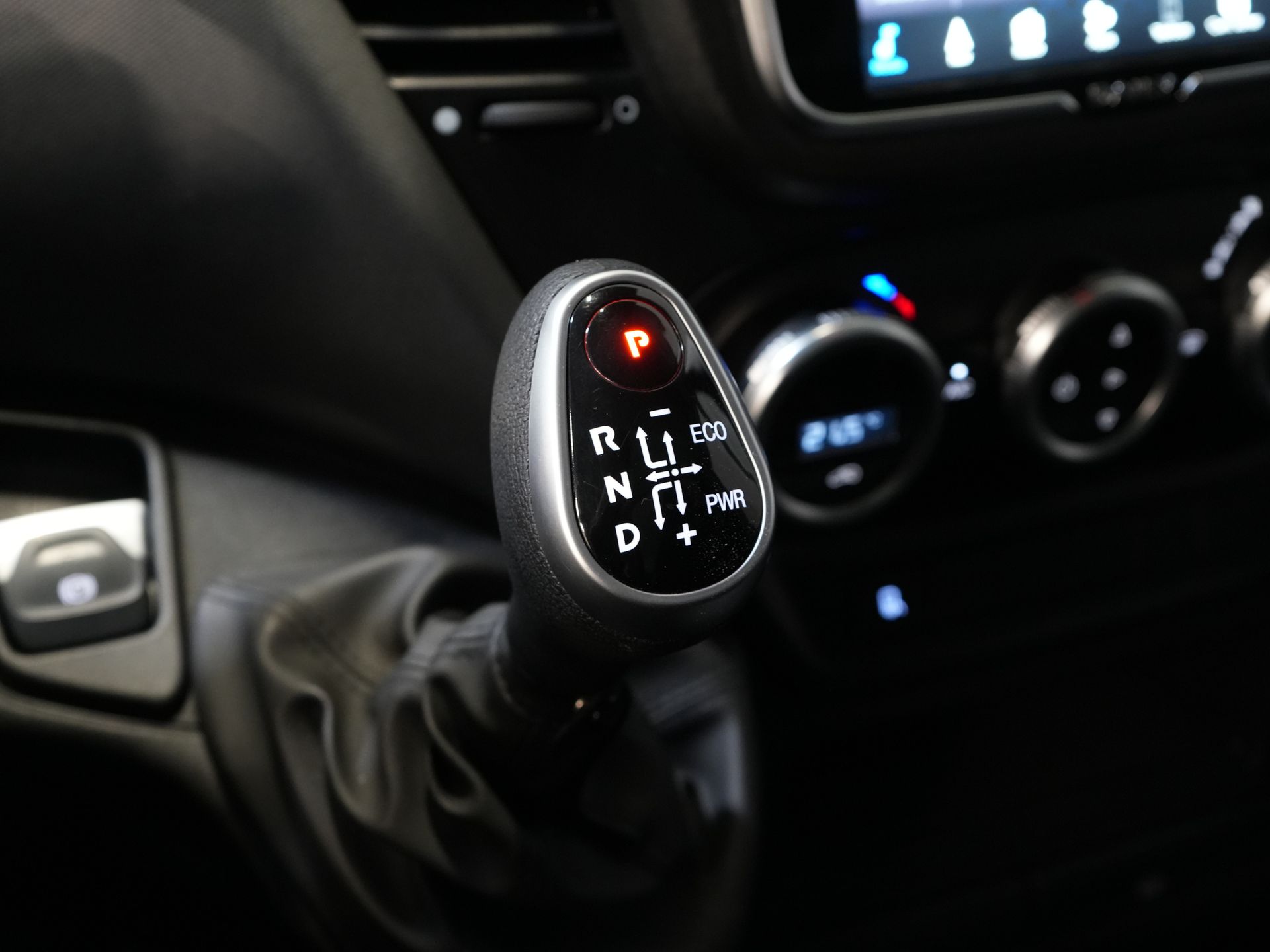 Iveco Daily Bakwagen 35S18HV 3.0 Aut. ZF BPM VRIJ! Bakwagen Laadklep/ Zijdeur/ LED/ Spoiler/ 3.5T trekverm./ Gev.Stoel/ Adapt.Cruise/ Navi/ Carplay/  19