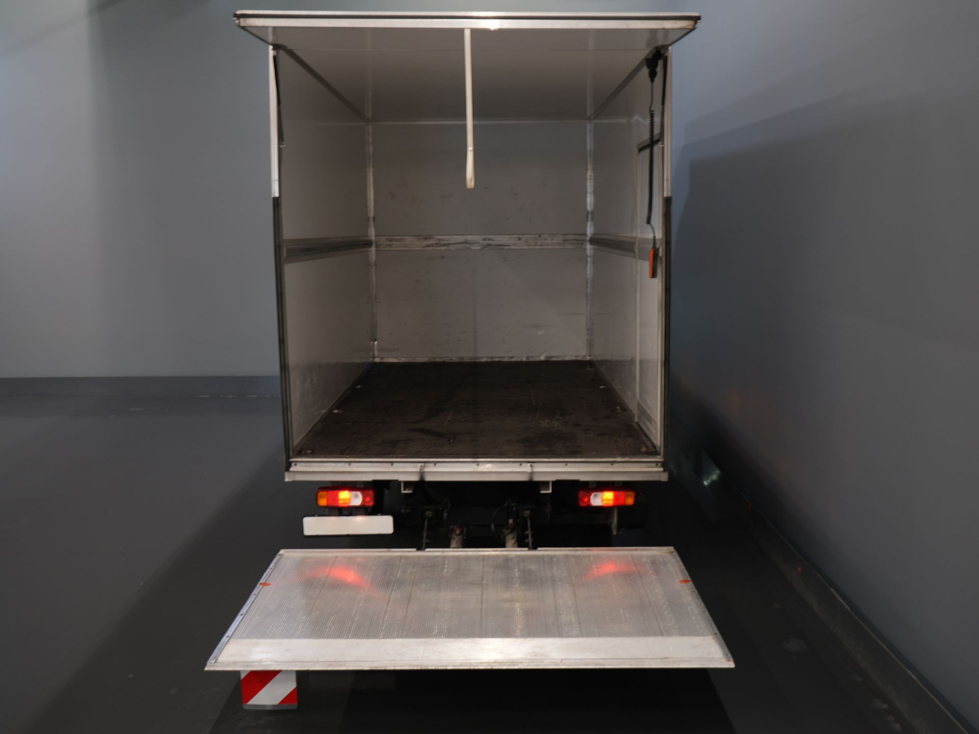 Iveco Daily Bakwagen 35S18HV 3.0 Aut. ZF BPM VRIJ! Bakwagen Laadklep/ Zijdeur/ LED/ Spoiler/ 3.5T trekverm./ Gev.Stoel/ Adapt.Cruise/ Navi/ Carplay/  4