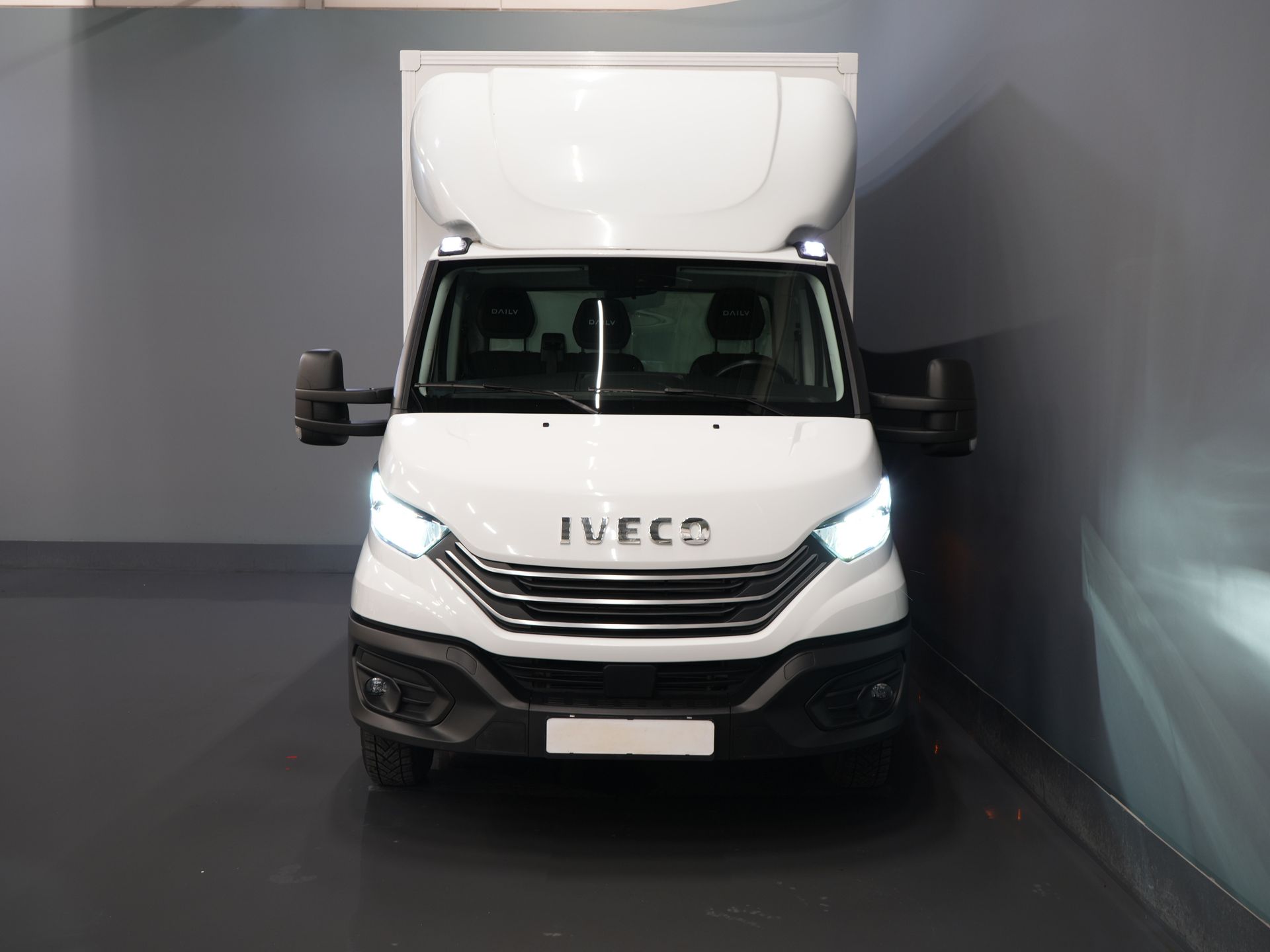 Iveco Daily Bakwagen 35S18HV 3.0 Aut. ZF BPM VRIJ! Bakwagen Laadklep/ Zijdeur/ LED/ Spoiler/ 3.5T trekverm./ Gev.Stoel/ Adapt.Cruise/ Navi/ Carplay/  6
