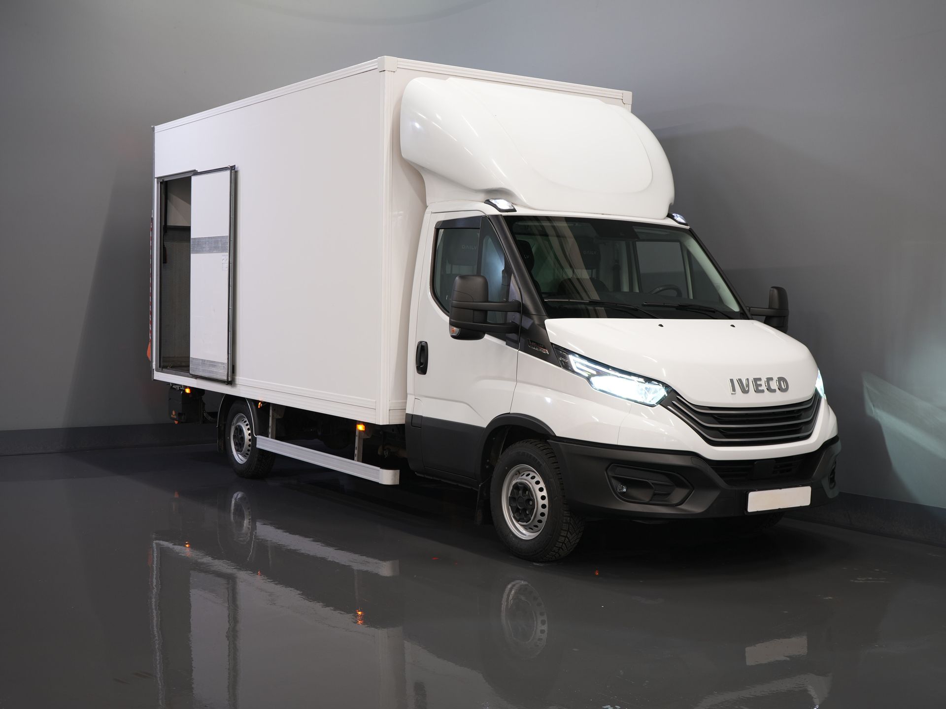 Iveco Daily Bakwagen 35S18HV 3.0 Aut. ZF BPM VRIJ! Bakwagen Laadklep/ Zijdeur/ LED/ Spoiler/ 3.5T trekverm./ Gev.Stoel/ Adapt.Cruise/ Navi/ Carplay/  8