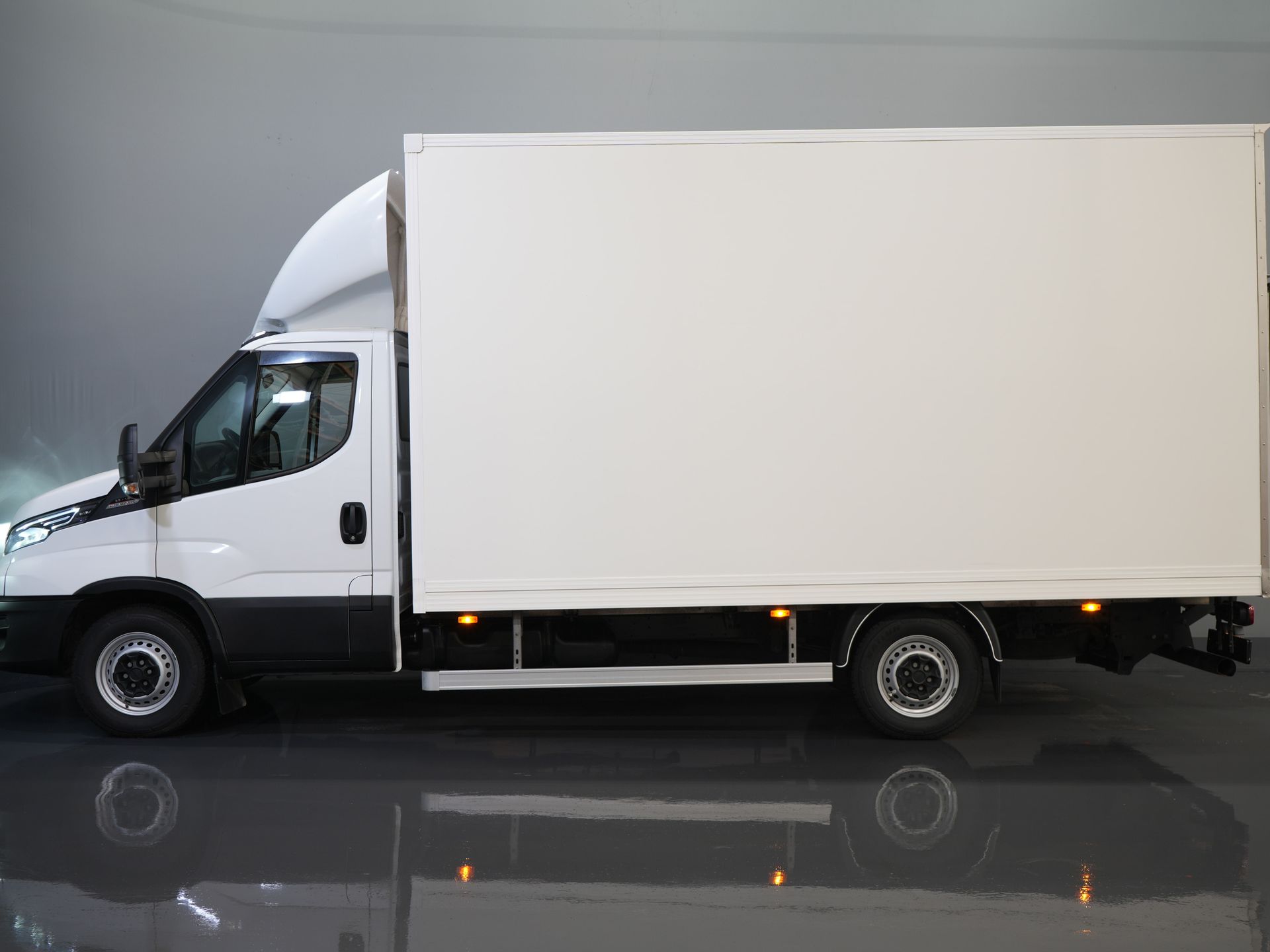 Iveco Daily Bakwagen 35S18HV 3.0 Aut. ZF BPM VRIJ! Bakwagen Laadklep/ Zijdeur/ LED/ Spoiler/ 3.5T trekverm./ Gev.Stoel/ Adapt.Cruise/ Navi/ Carplay/  9