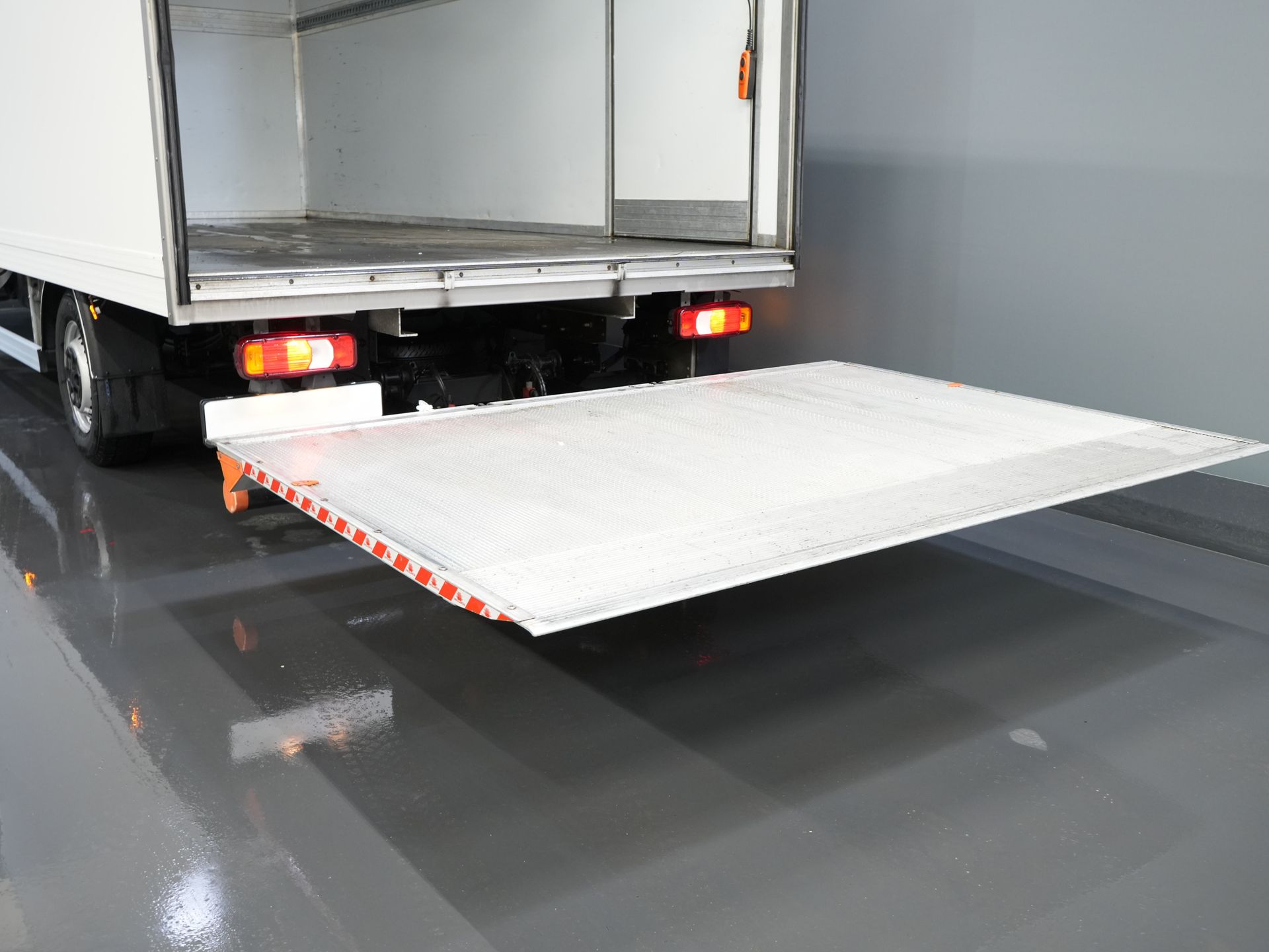 Iveco Daily Bakwagen 35S18HV 3.0 Aut. ZF BPM VRIJ! Bakwagen Laadklep/ LED/ Spoiler/ 3.5T Trekverm./ Gev.stoel/ Adapt.Cruise/ Navi/ Carplay/ Climate/  15