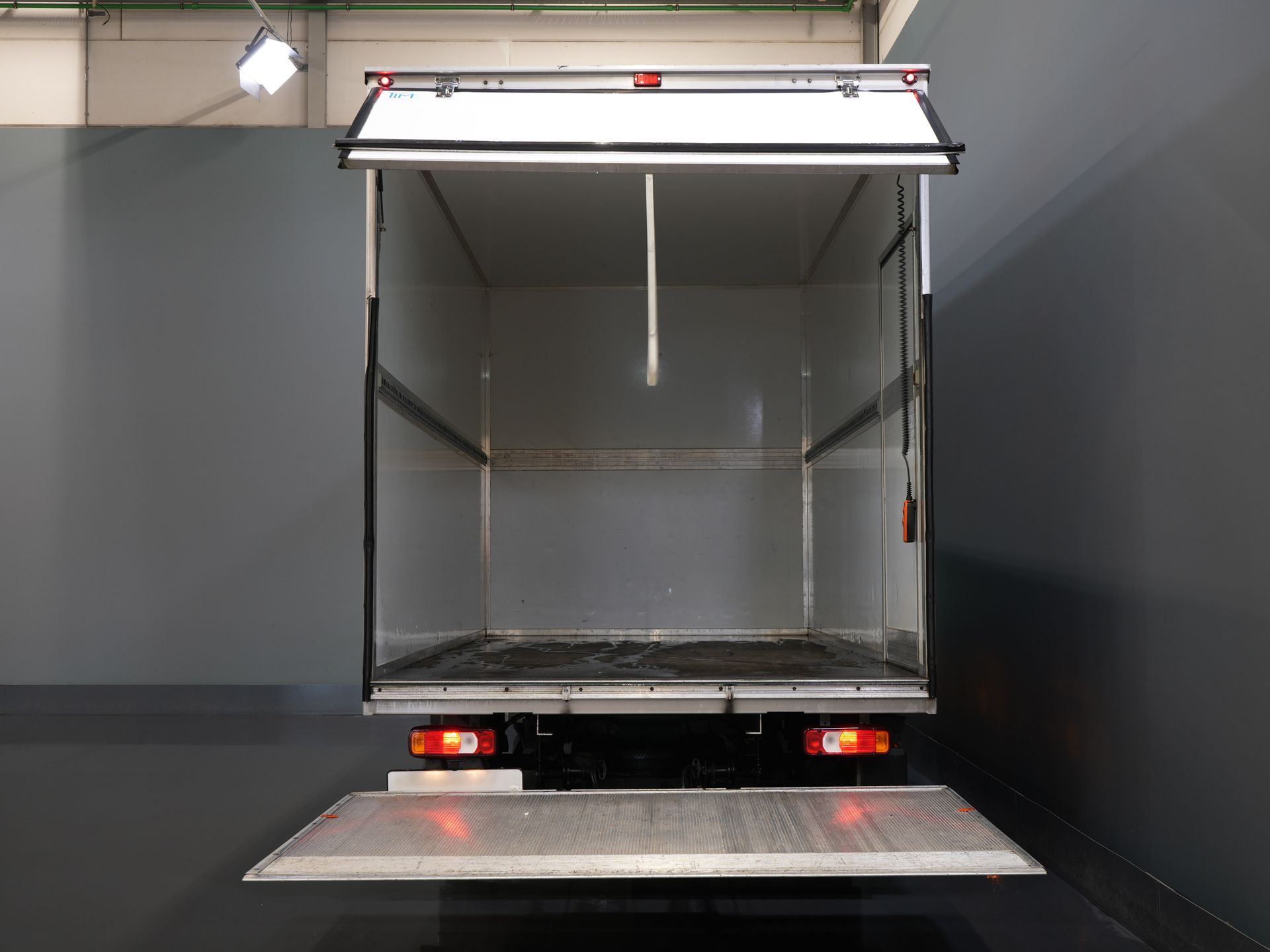 Iveco Daily Bakwagen 35S18HV 3.0 Aut. ZF BPM VRIJ! Bakwagen Laadklep/ LED/ Spoiler/ 3.5T Trekverm./ Gev.stoel/ Adapt.Cruise/ Navi/ Carplay/ Climate/  4