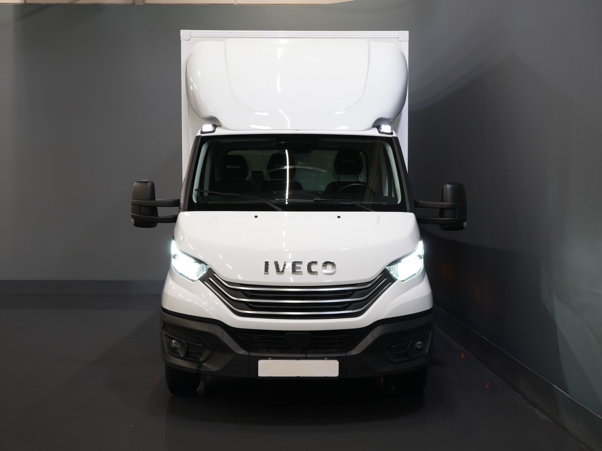 Iveco Daily Bakwagen 35S18HV 3.0 Aut. ZF BPM VRIJ! Bakwagen Laadklep/ LED/ Spoiler/ 3.5T Trekverm./ Gev.stoel/ Adapt.Cruise/ Navi/ Carplay/ Climate/  6