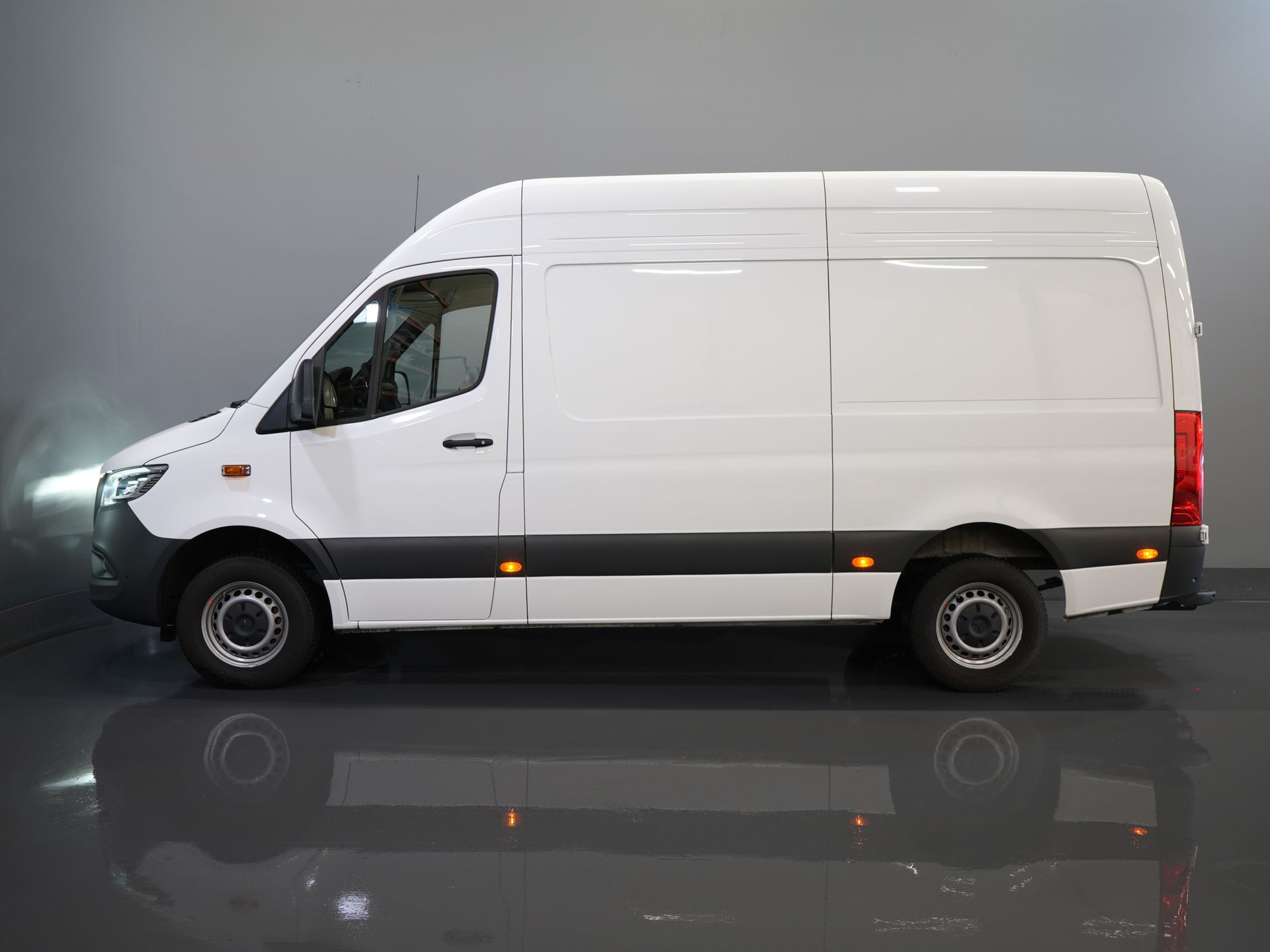 Mercedes-Benz Sprinter Bestelbus 317 CDI Aut. L2H2 BPM VRIJ! LED/ Gev.Stoel/ 270 Gr.Deuren/ Stoelverw./ Navi/ Camera/ PDC/ Cruise/ Airco/ DAB 9