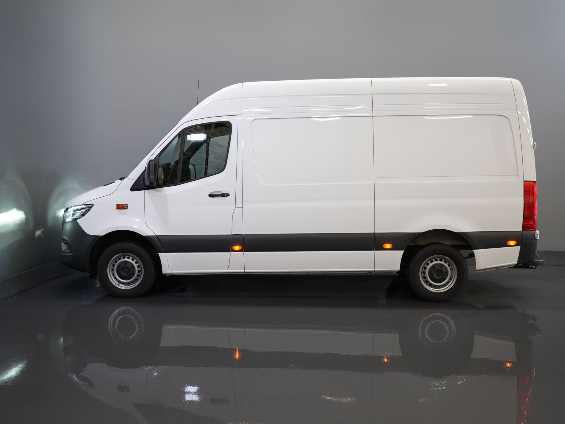 Mercedes-Benz Sprinter Bestelbus 317 CDI Aut. L2H2 BPM VRIJ! LED/ Gev.Stoel/ 270 Gr.Deuren/ Stoelverw./ Navi/ Camera/ Cruise/ Airco/ DAB / Trekhaak 9