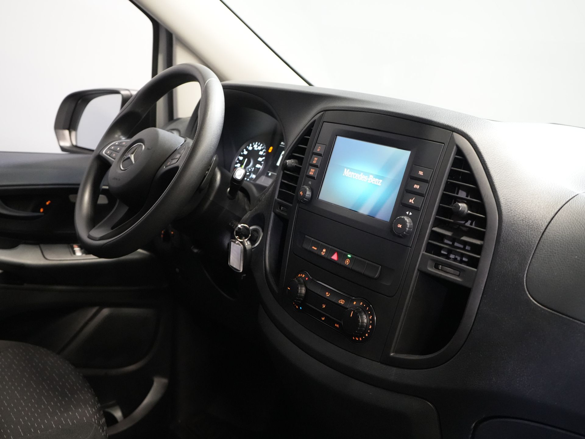 Mercedes-Benz Vito Bestelbus 116 CDI Aut. L2 BPM VRIJ! Carplay/ Stoelverw./ 270gr deuren/ Cruise/ Airco/ Navi/ Camera/ PDC 2
