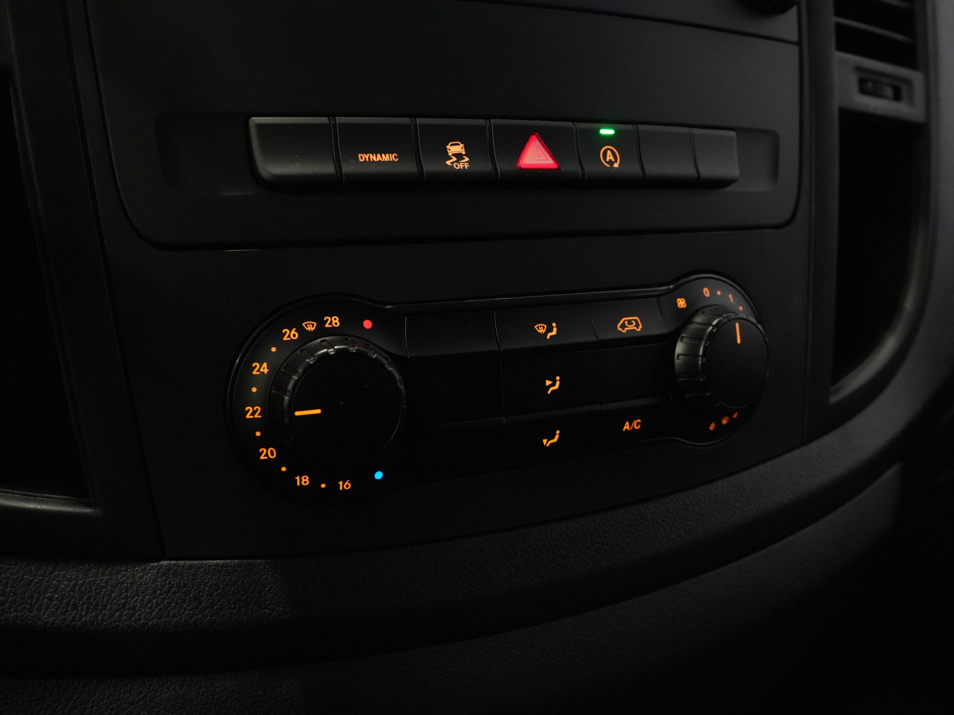 Mercedes-Benz Vito Bestelbus 116 CDI Aut. L2 BPM VRIJ! Carplay/ Stoelverw./ 270gr deuren/ Cruise/ Airco/ Navi/ Camera/ PDC 21