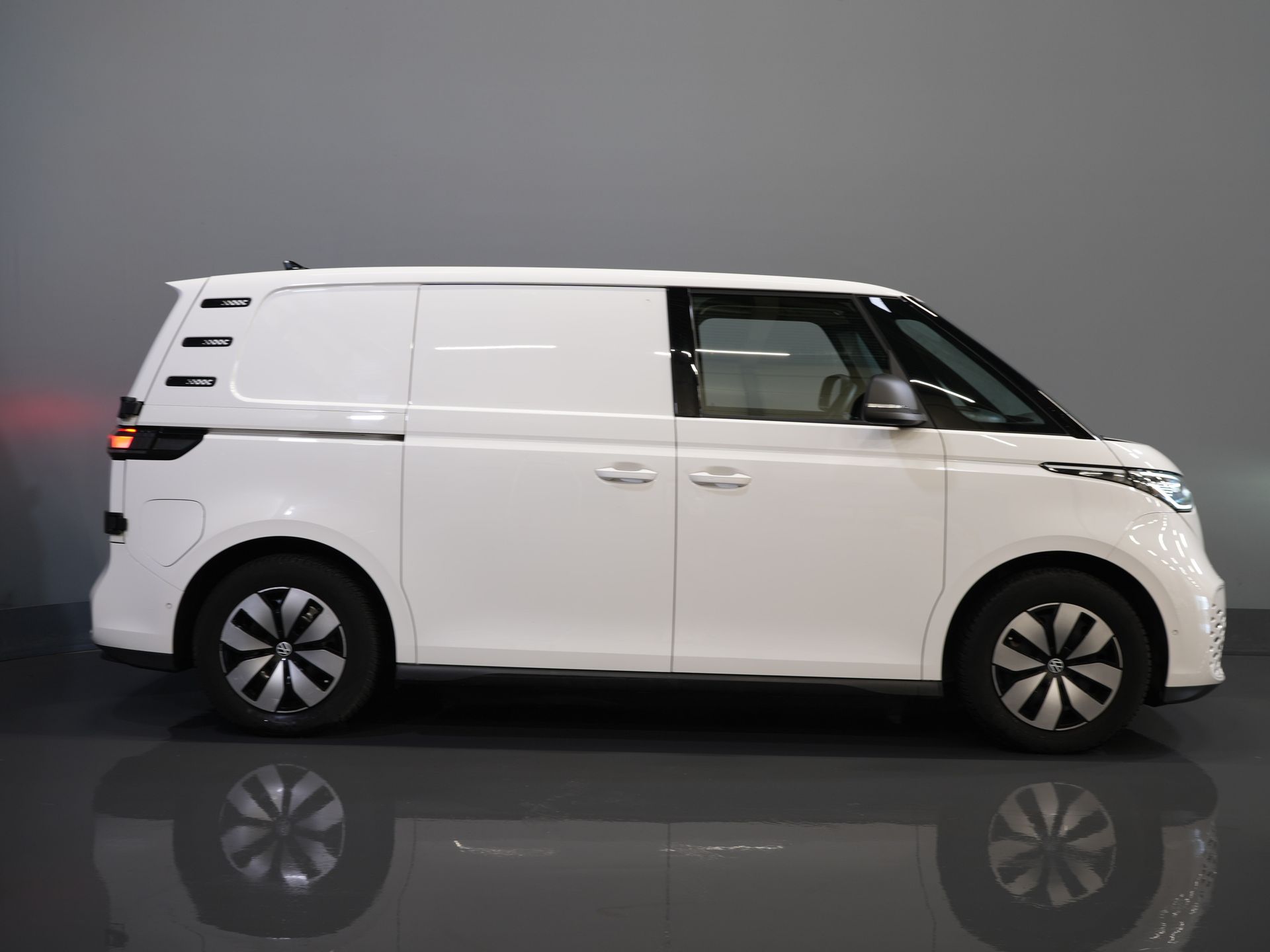 Volkswagen ID. Buzz Bestelbus Cargo 77 kWh 423km WLTP LED/ Climate/ Carplay/ Adapt. Cruise/ Stoelverw./ Camera/ PDC 10
