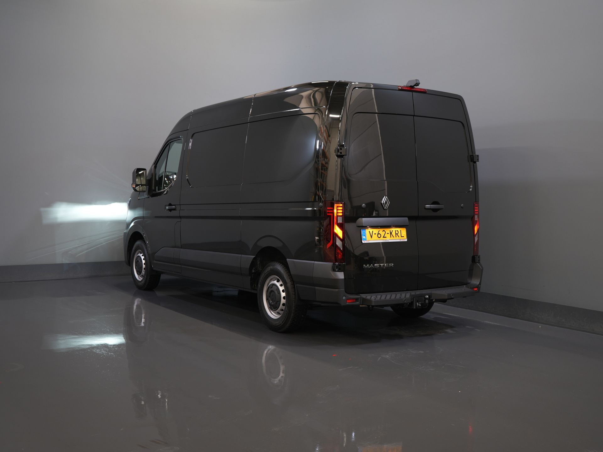 Renault Master Bestelbus T35 2.0 dCi 130 pk L2H2 Advance BPM VRIJ! LED/ 2.5t Trekverm./ Stoelverw./ Navi/ Carplay/ Camera/ Climate/ PDC/ Cruise/ Trekhaak 1