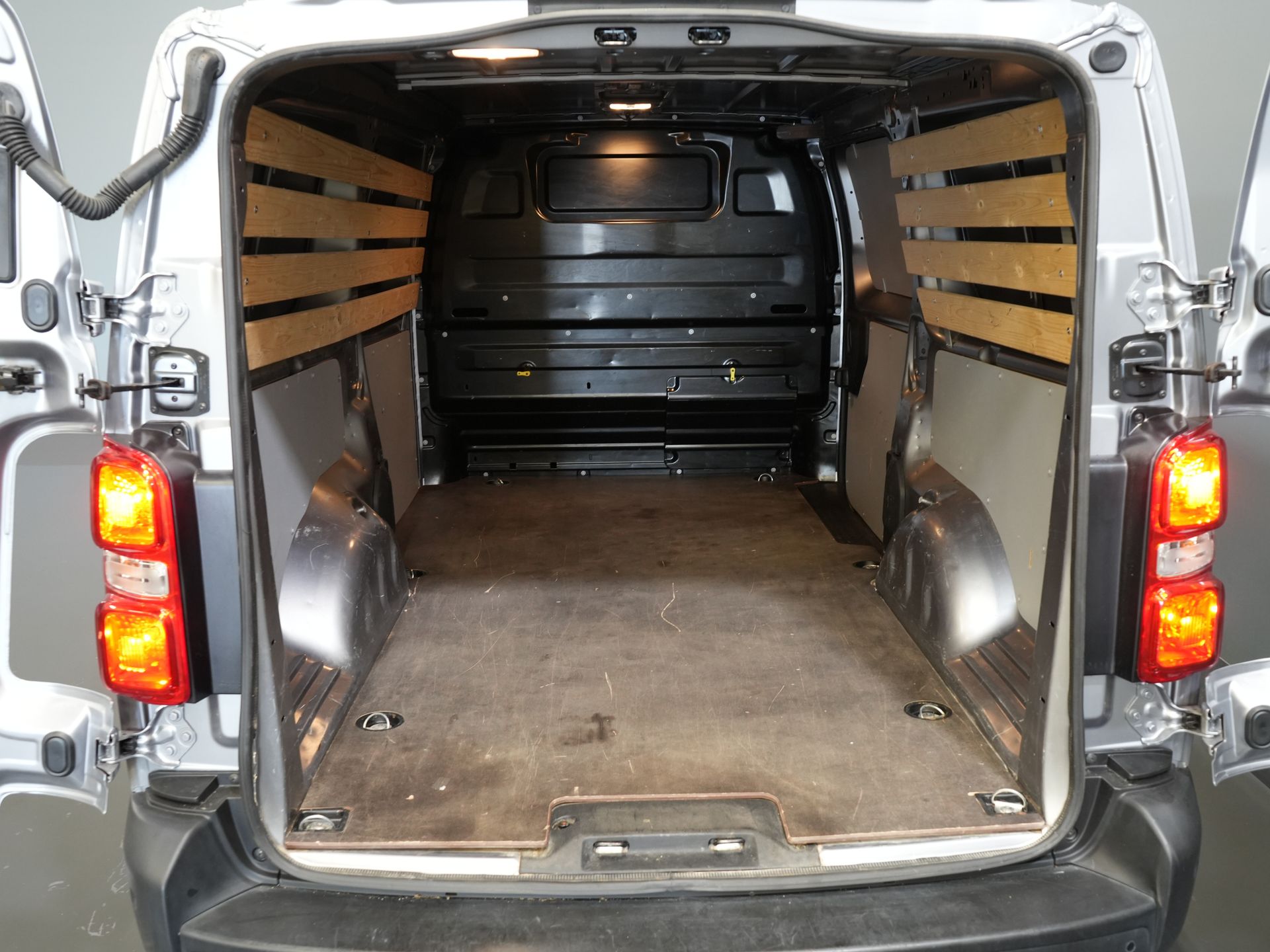 Toyota ProAce Worker Bestelbus (Fiat Scudo) 2.0 MJ 145 pk L3 BPM VRIJ! Adapt.Cruise/ Climate/ Keyless/ Carplay/ Camera/ PDC 14