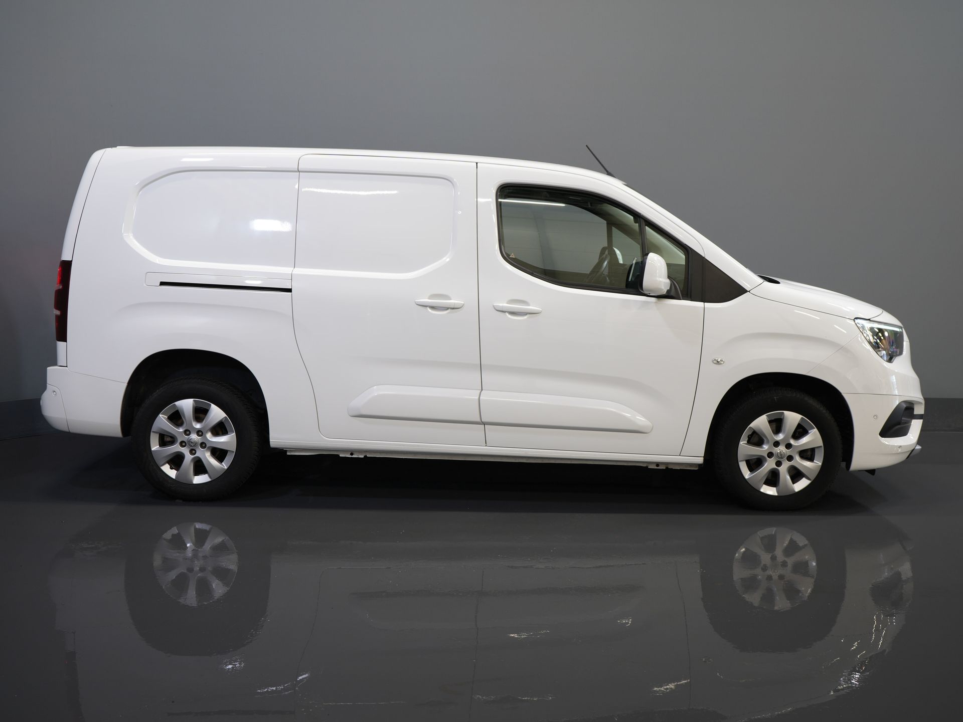 Opel Combo Bestelbus 1.5D 130 pk Aut. L2 BPM VRIJ! DB-Riem V.V/ NL Auto/ Carplay/ Climate/ LMV/ Camera/ PDC 10
