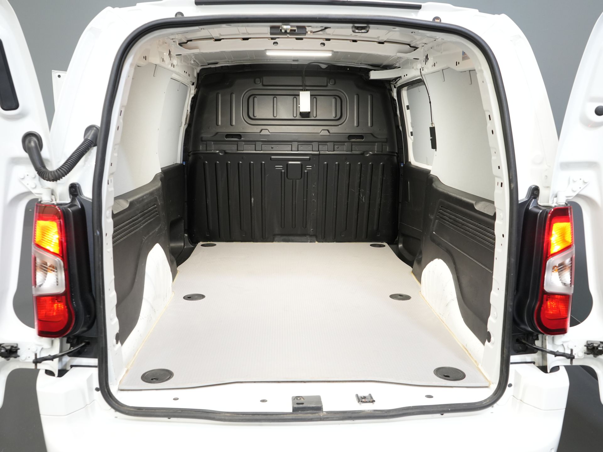 Opel Combo Bestelbus 1.5D 130 pk Aut. L2 BPM VRIJ! DB-Riem V.V/ NL Auto/ Carplay/ Climate/ LMV/ Camera/ PDC 14