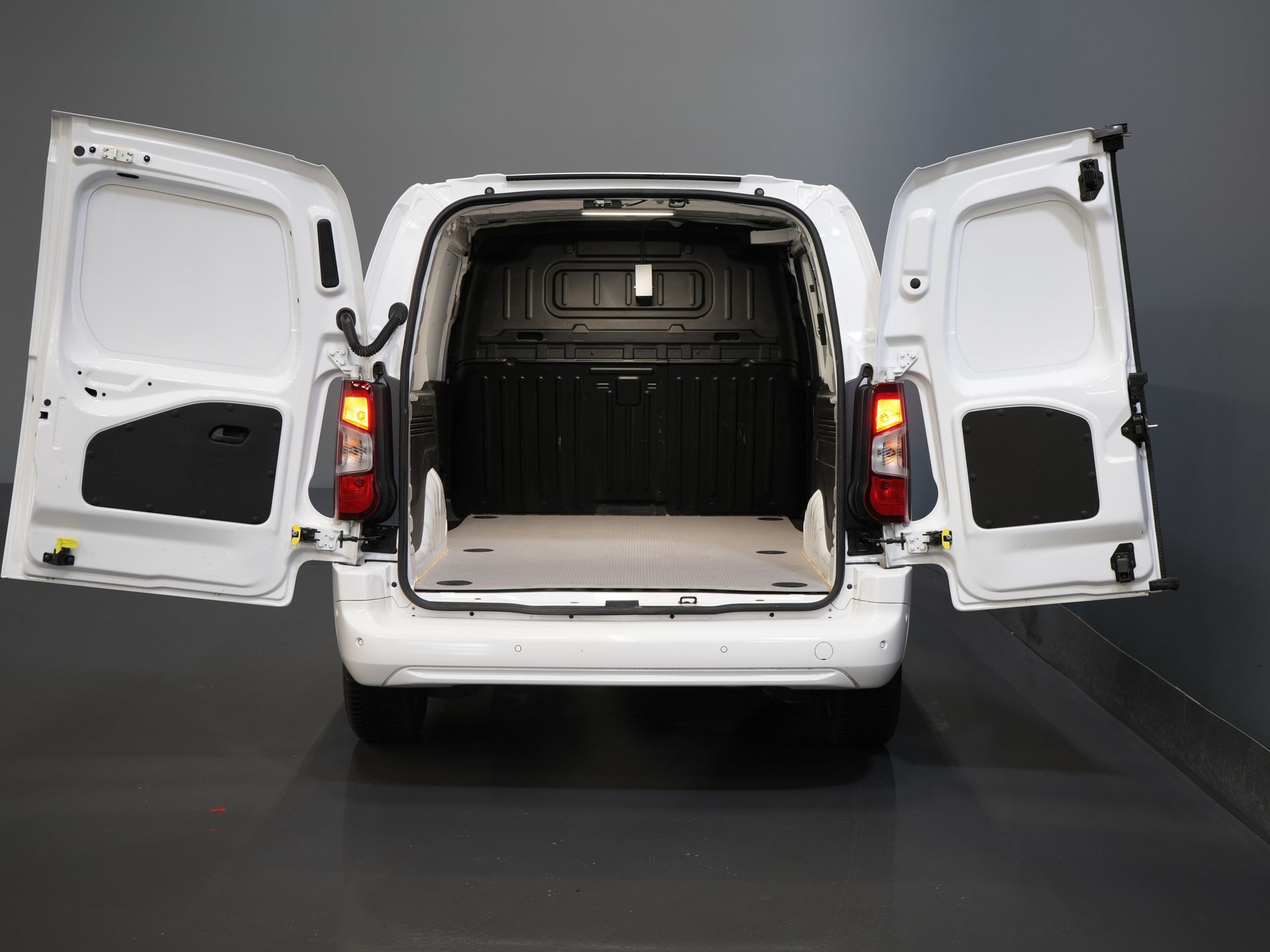 Opel Combo Bestelbus 1.5D 130 pk Aut. L2 BPM VRIJ! DB-Riem V.V/ NL Auto/ Carplay/ Climate/ LMV/ Camera/ PDC 4