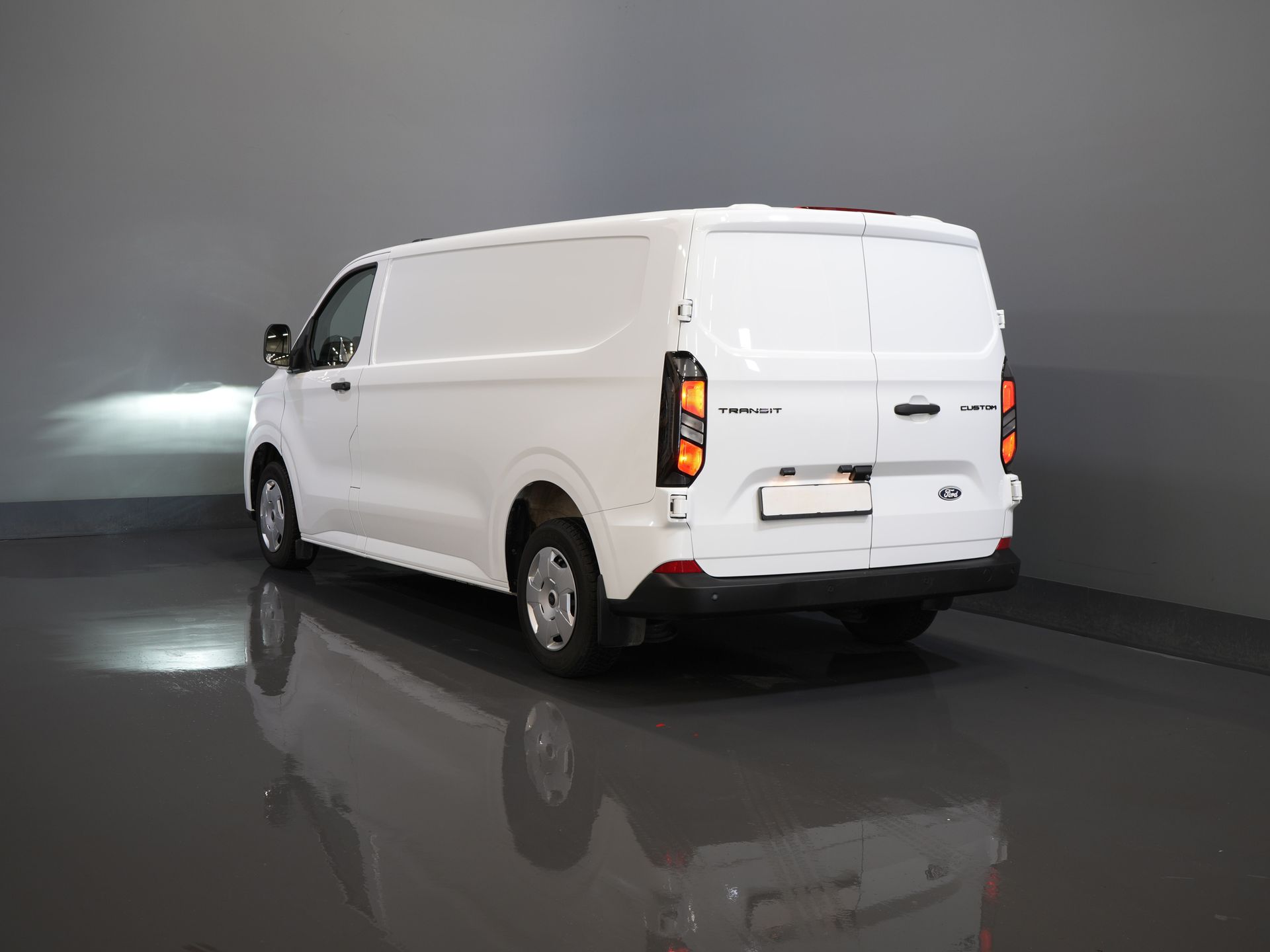 Ford Transit Custom Bestelbus 2.0 TDCI 136 pk Aut. L2 Trend BPM VRIJ! LED/ Carplay/ Camera/ Climate/ PDC/ Cruise 1
